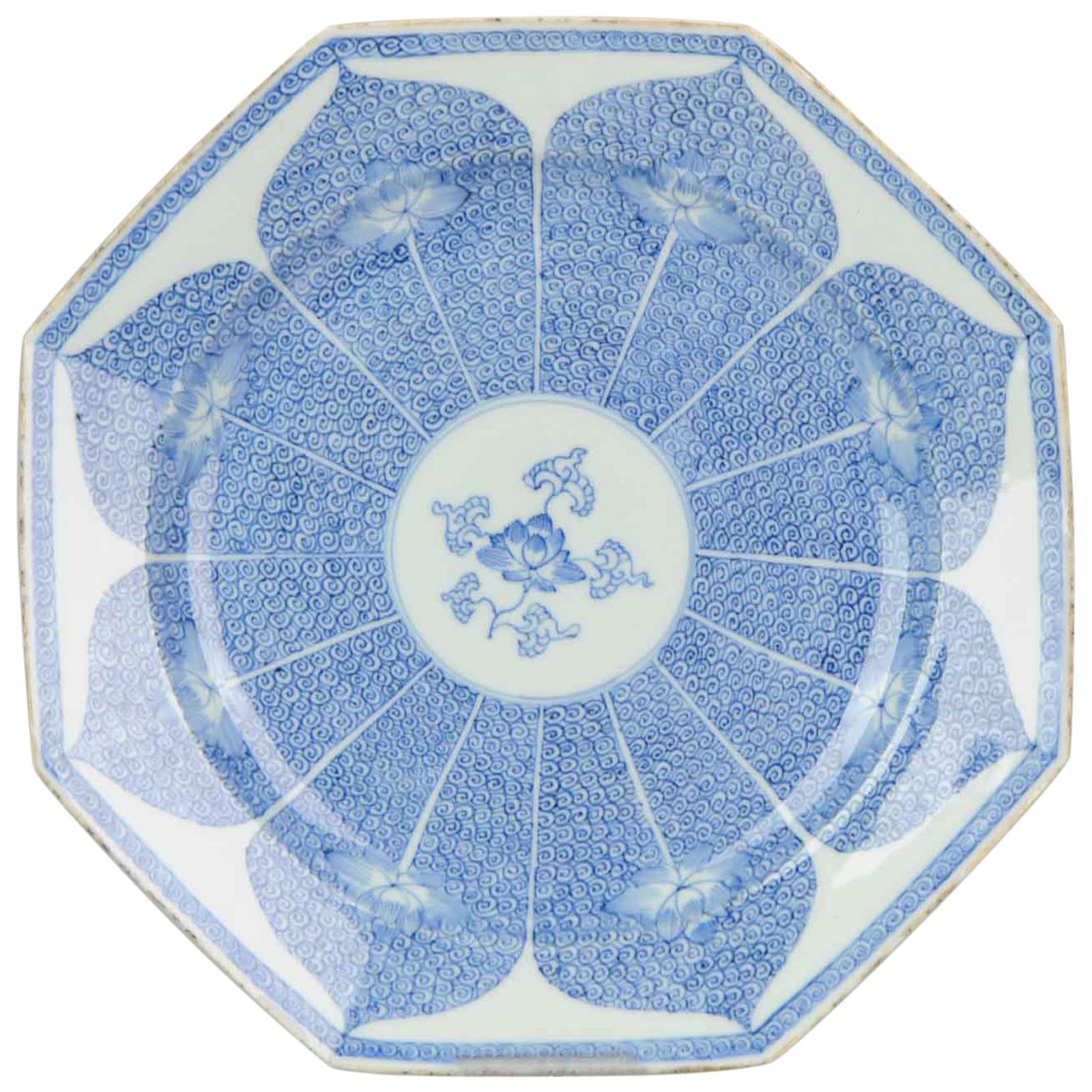 Assiette en porcelaine chinoise Qing du 18ème siècle Fleur de lotus octogonale bleue et blanche en vente