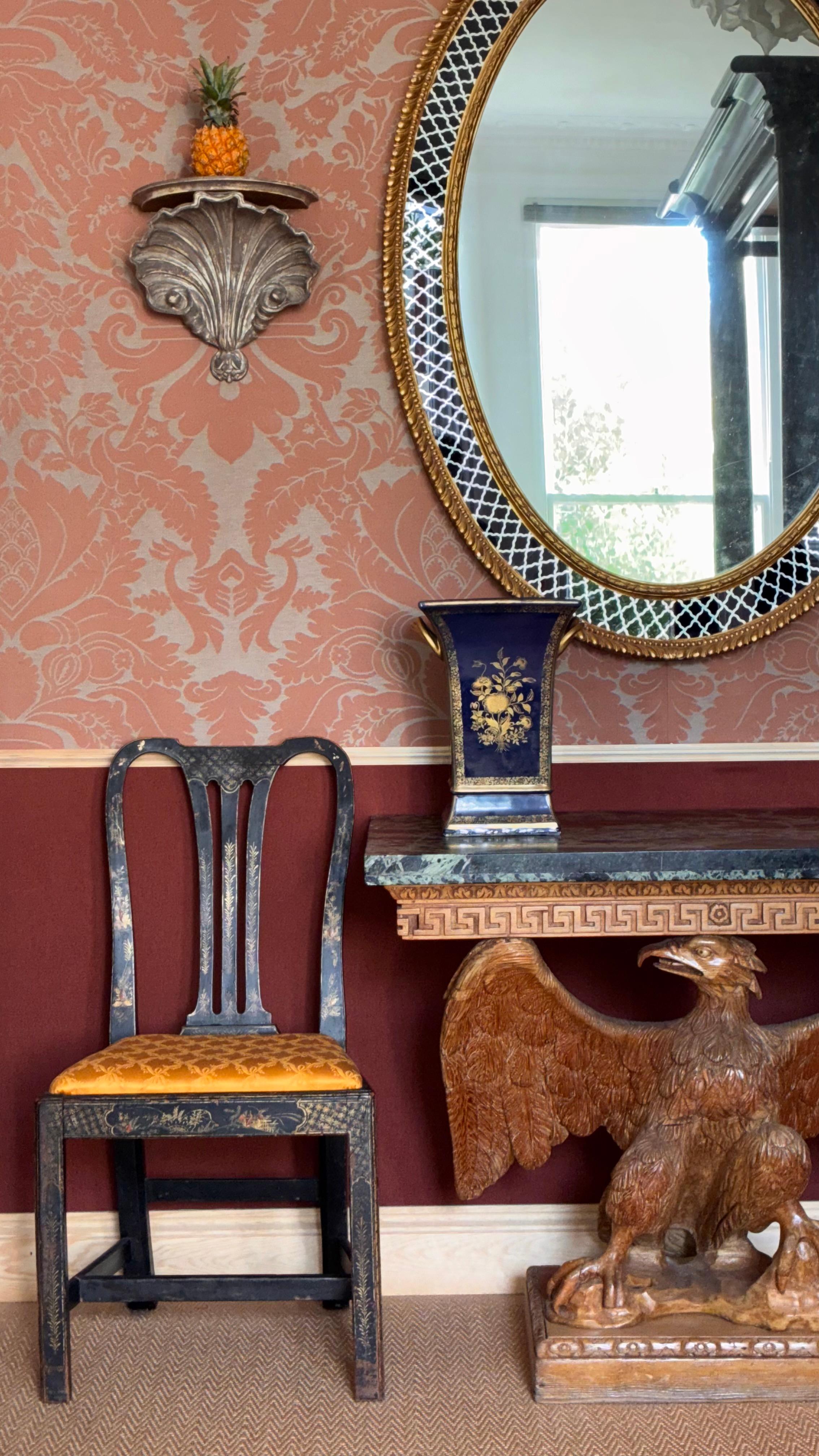 Vase ou jardinière d'exportation chinoise du XVIIIe siècle, d'une taille inhabituelle, avec des motifs floraux décorés en doré sur fond bleu cobalt. Vers 1790.

Pour un exemple identique, voir Christie's, New York, 25 janvier 2011, lot 23 (18 750