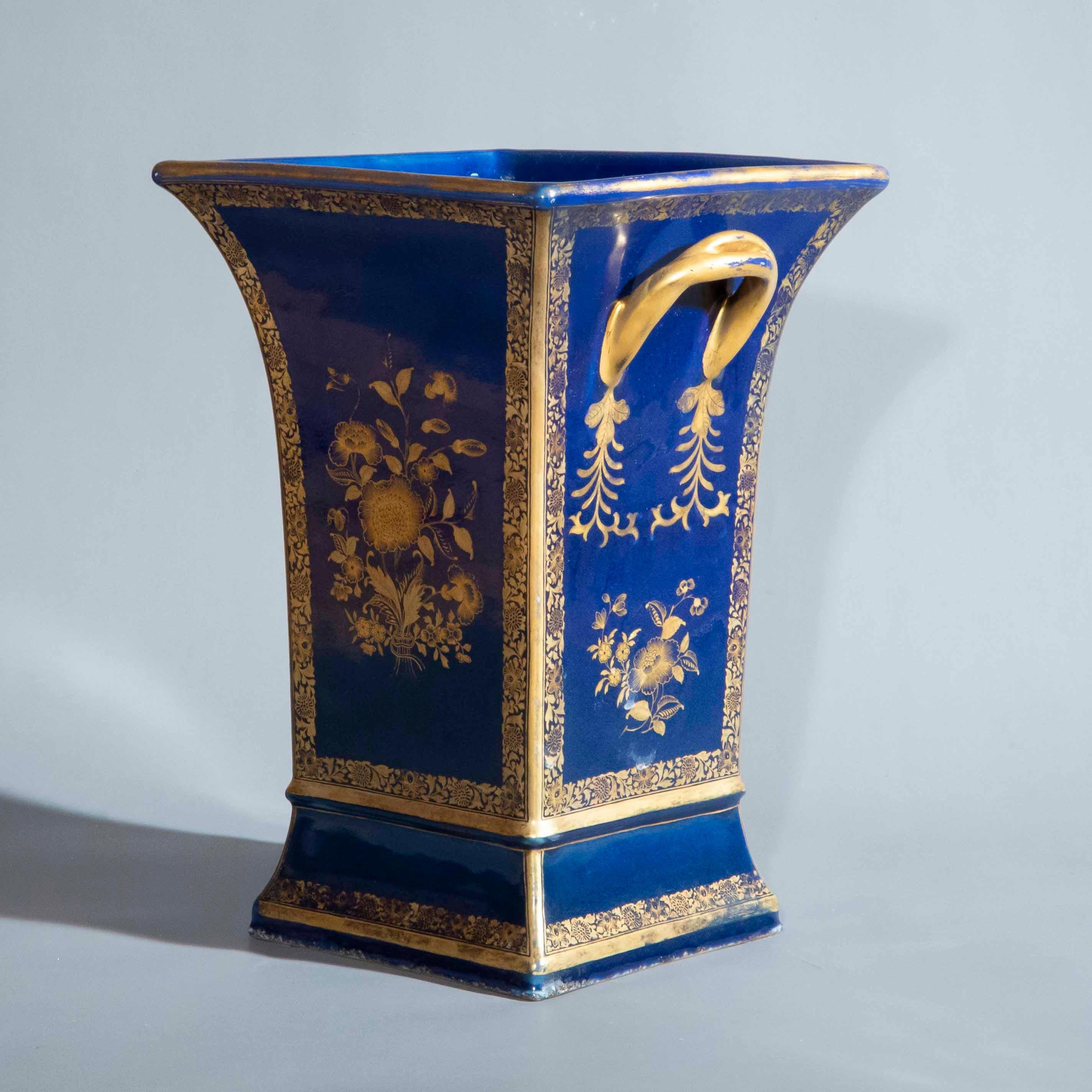 XVIIIe siècle Jardinière en porcelaine de la dynastie Qing du 18e siècle en vente