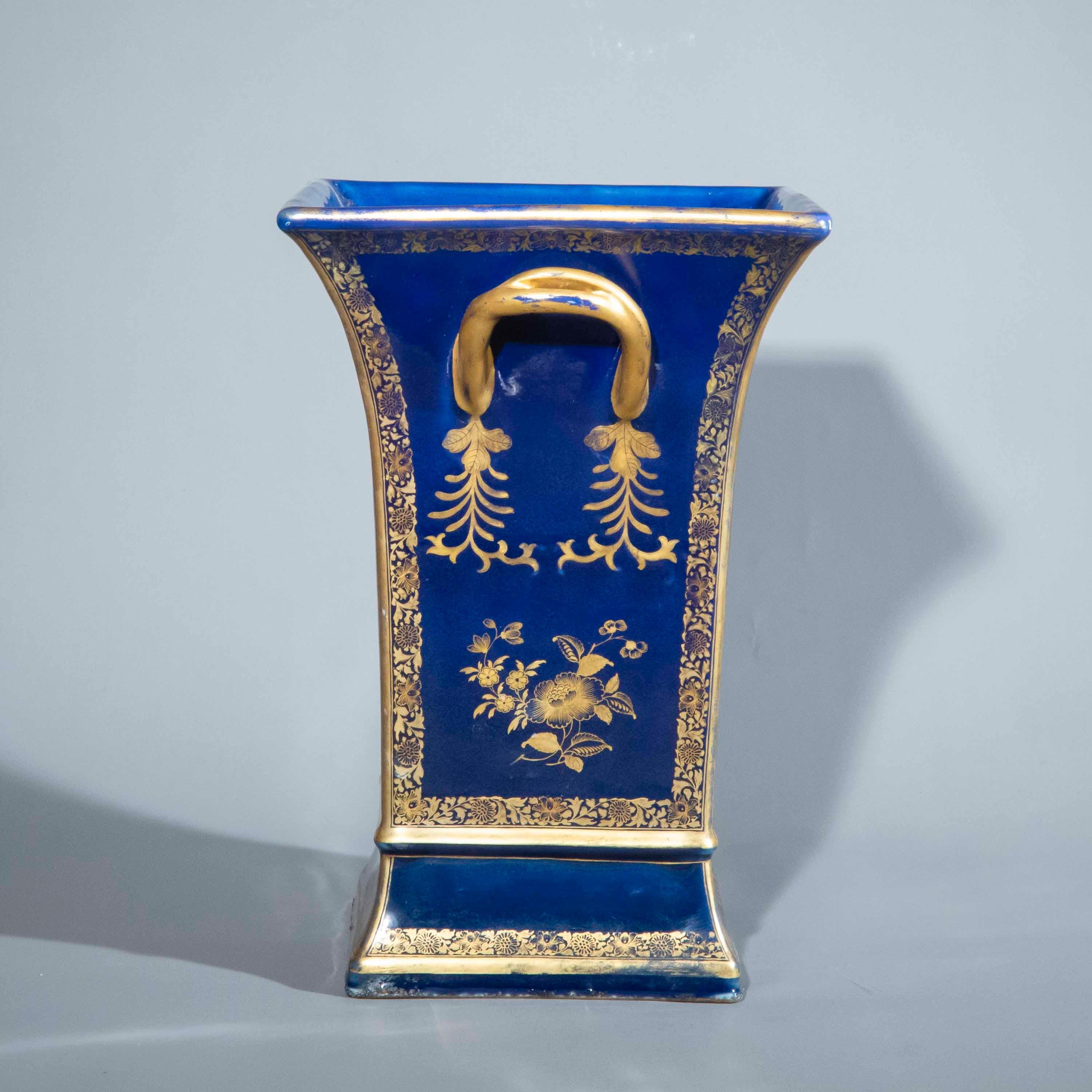 Jardinière en porcelaine de la dynastie Qing du 18e siècle en vente 1