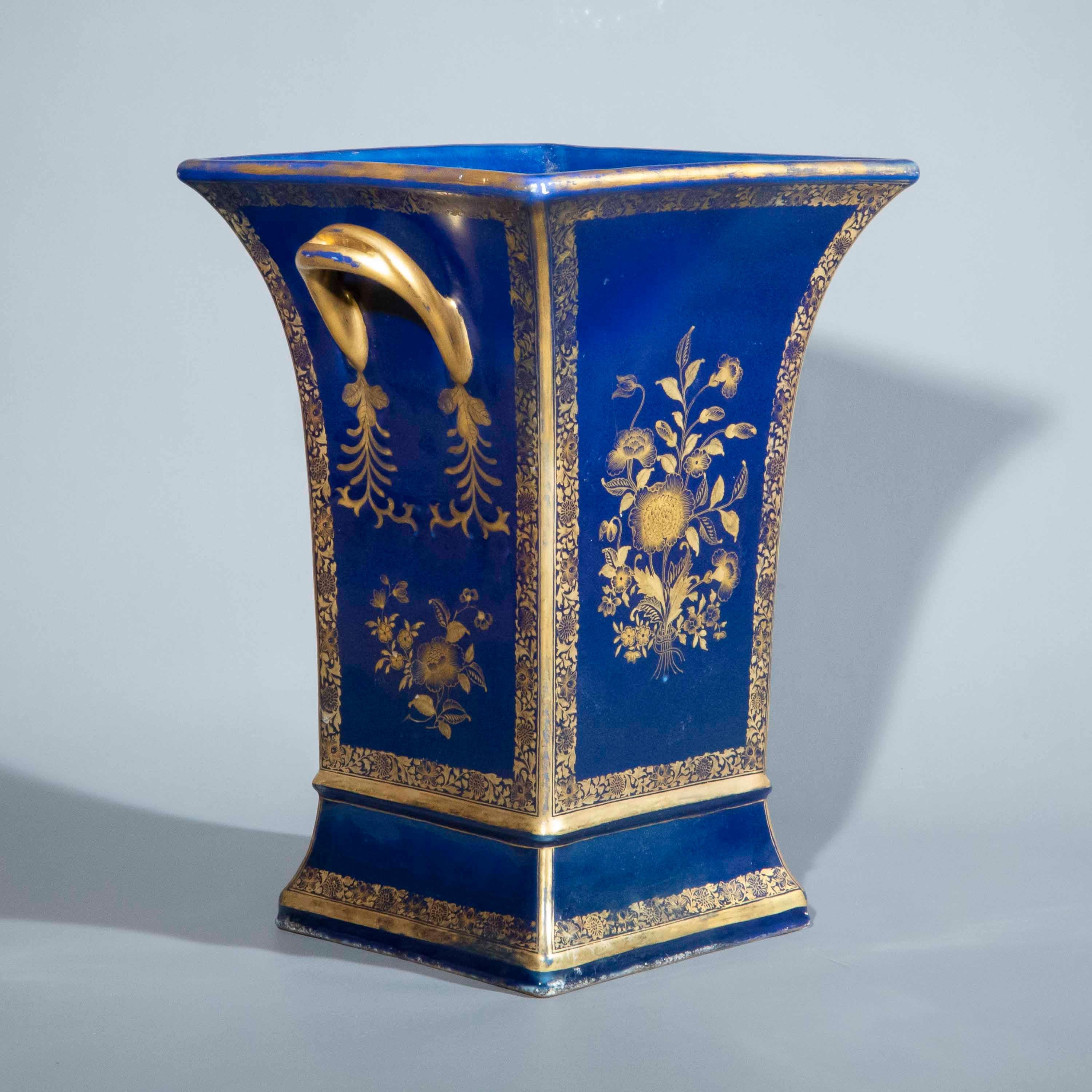 Jardinière en porcelaine de la dynastie Qing du 18e siècle en vente 2