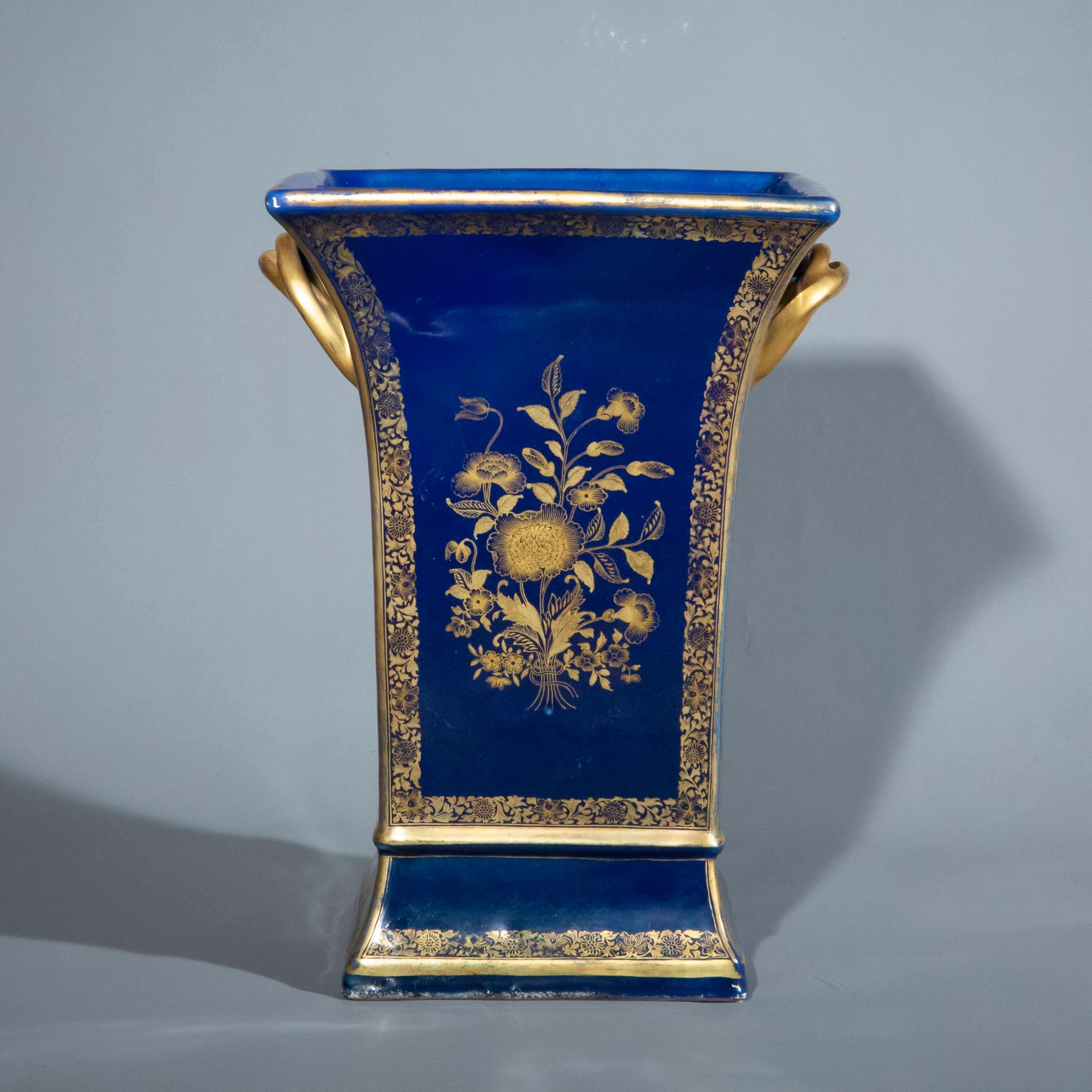 Jardinière en porcelaine de la dynastie Qing du 18e siècle en vente 3