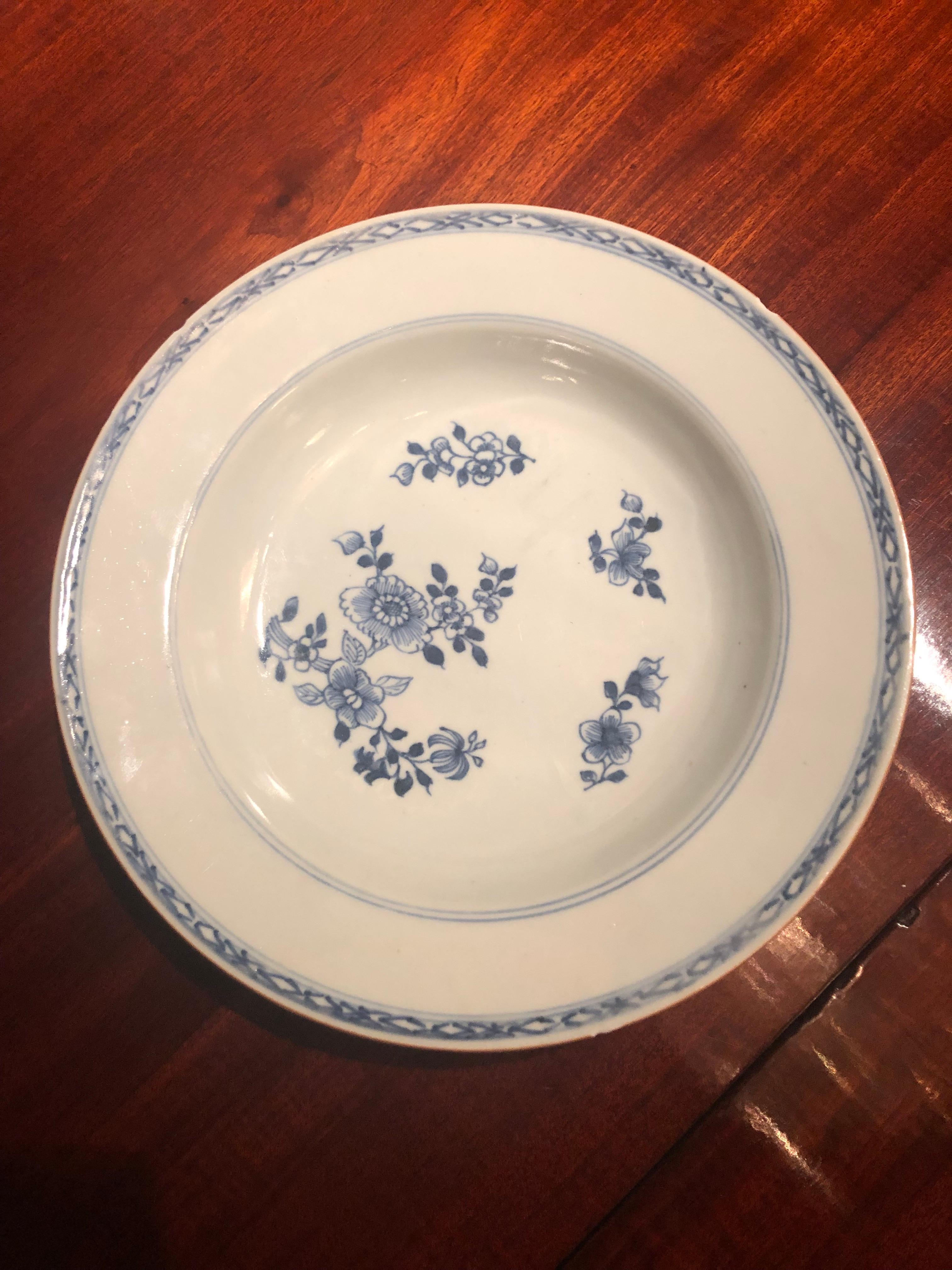 Bol peu profond bleu et blanc en porcelaine chinoise Qing Qianlong du 18ème siècle avec fleurs Bon état - En vente à Miami, FL