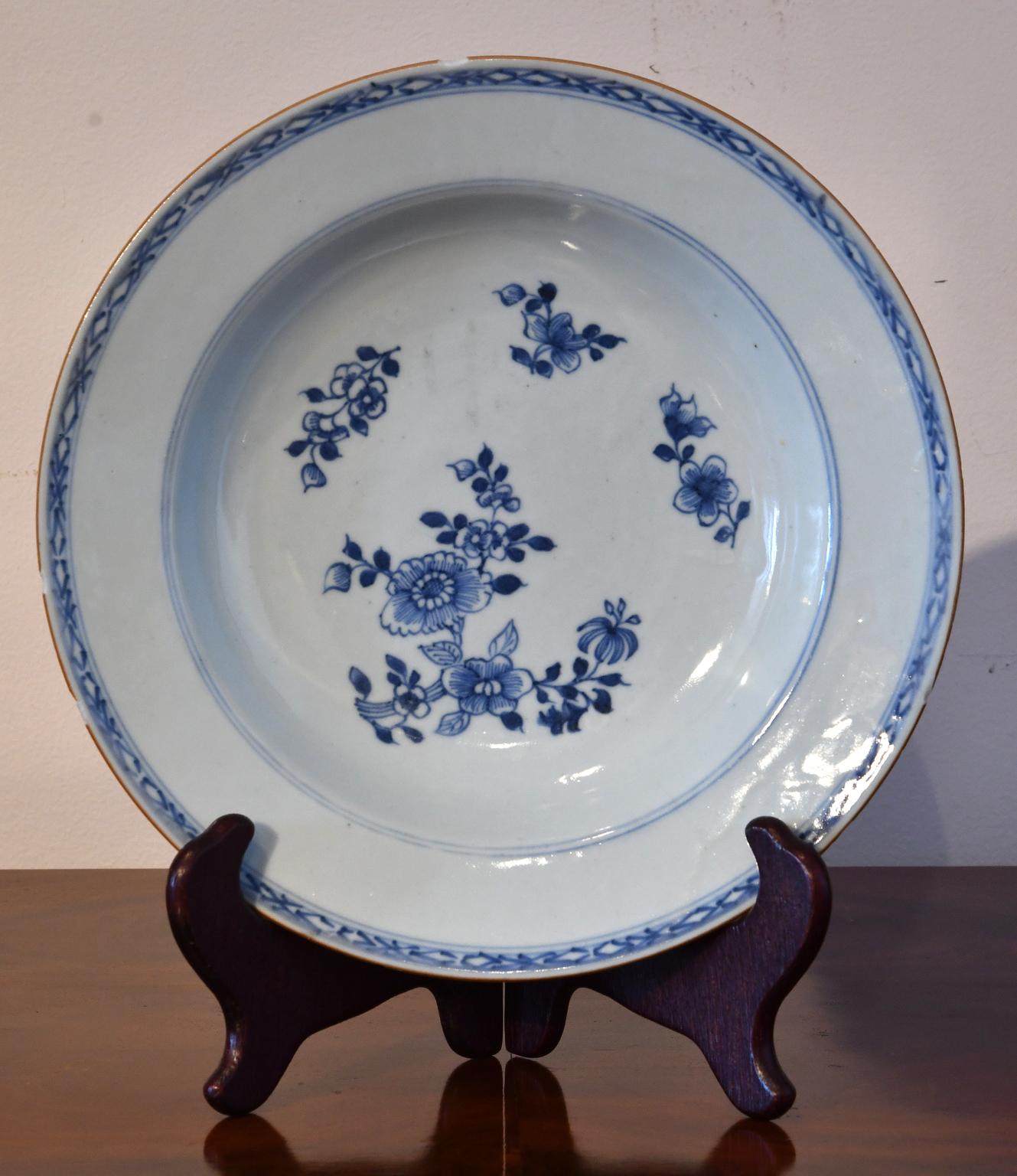 Vernissé Bol peu profond bleu et blanc en porcelaine chinoise Qing Qianlong du 18ème siècle avec fleurs en vente