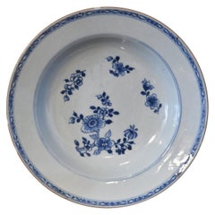 Siglo XVIII Qing Qianlong Tazón llano de porcelana china azul y blanca con flores