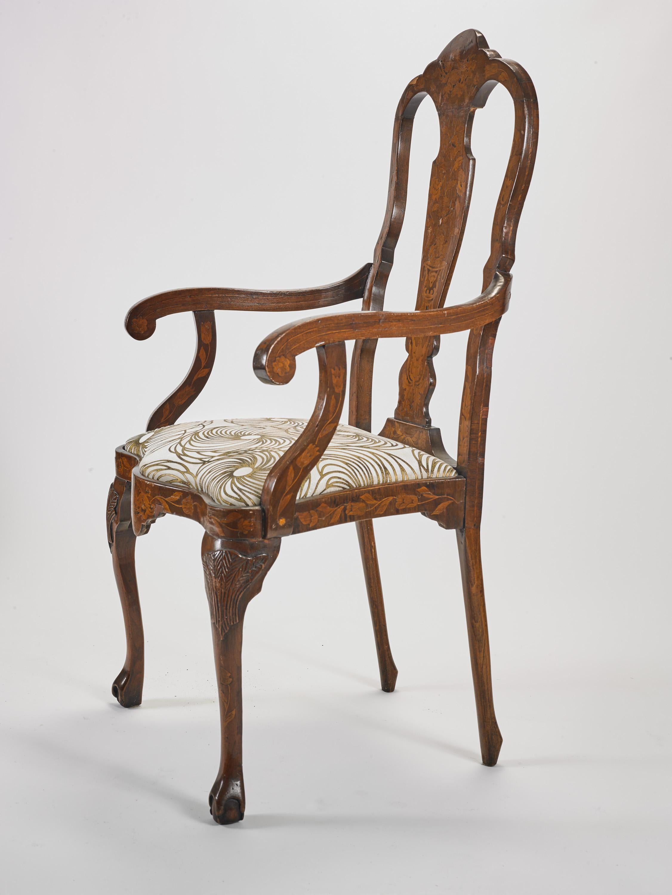 Très gracieux fauteuils queen Anne dutch en bois de noyer, avec marqueterie rappelant les urnes gréco-romaines avec d'abondants motifs floraux, rembourrés, pieds sculptés.