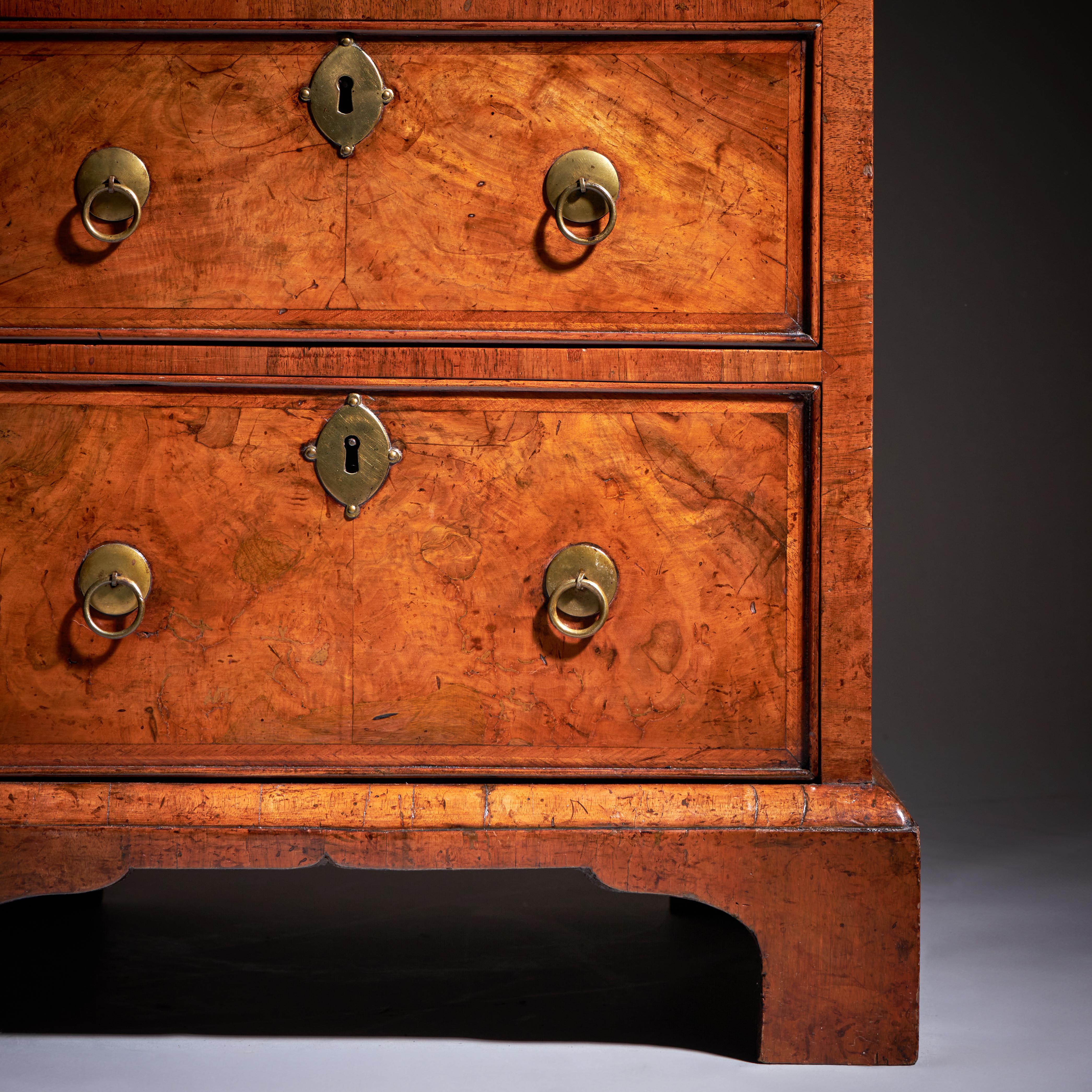Bureau à double dôme en ronce de noyer du XVIIIe siècle de Queen Anne en vente 4