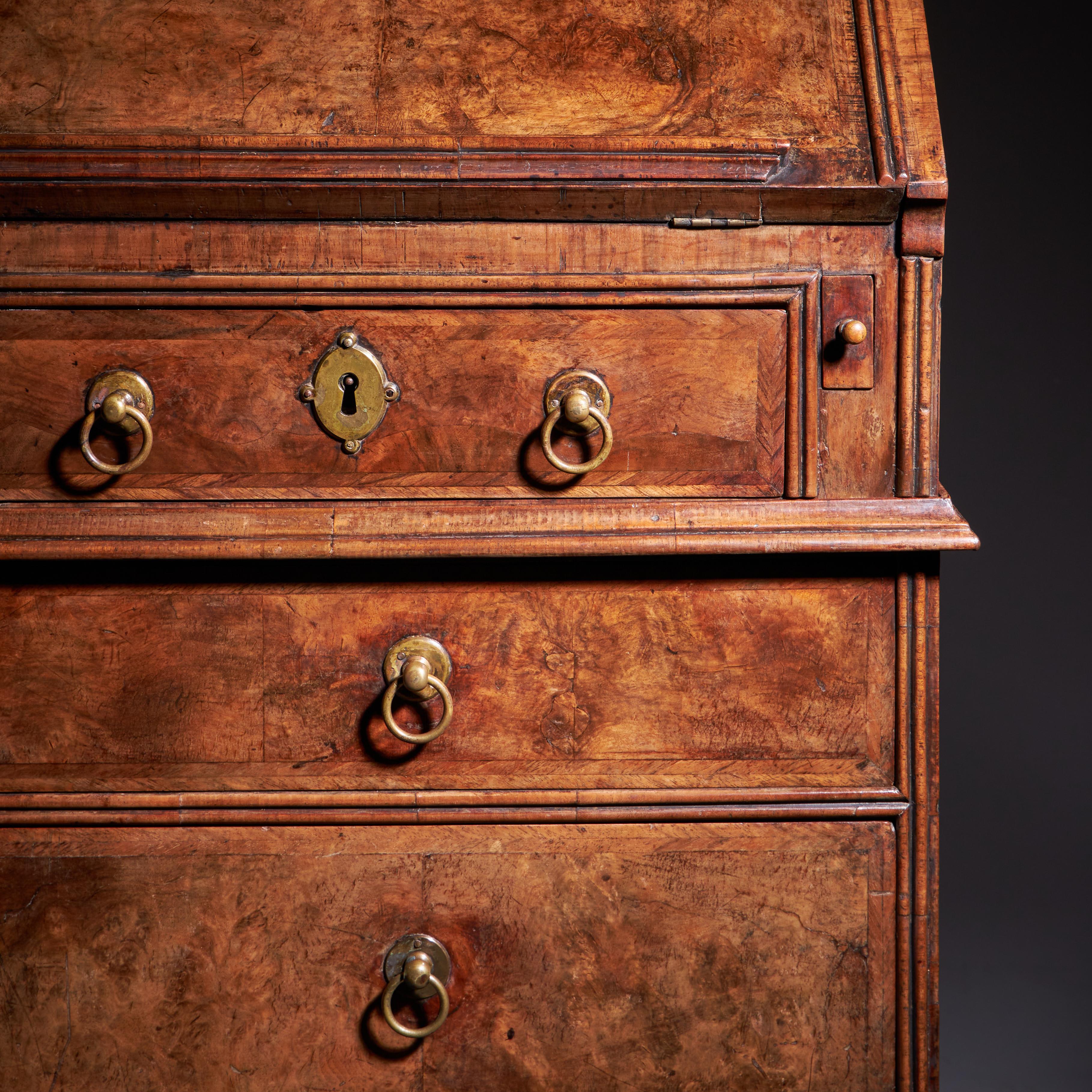 Bureau à double dôme en ronce de noyer du XVIIIe siècle de Queen Anne en vente 4