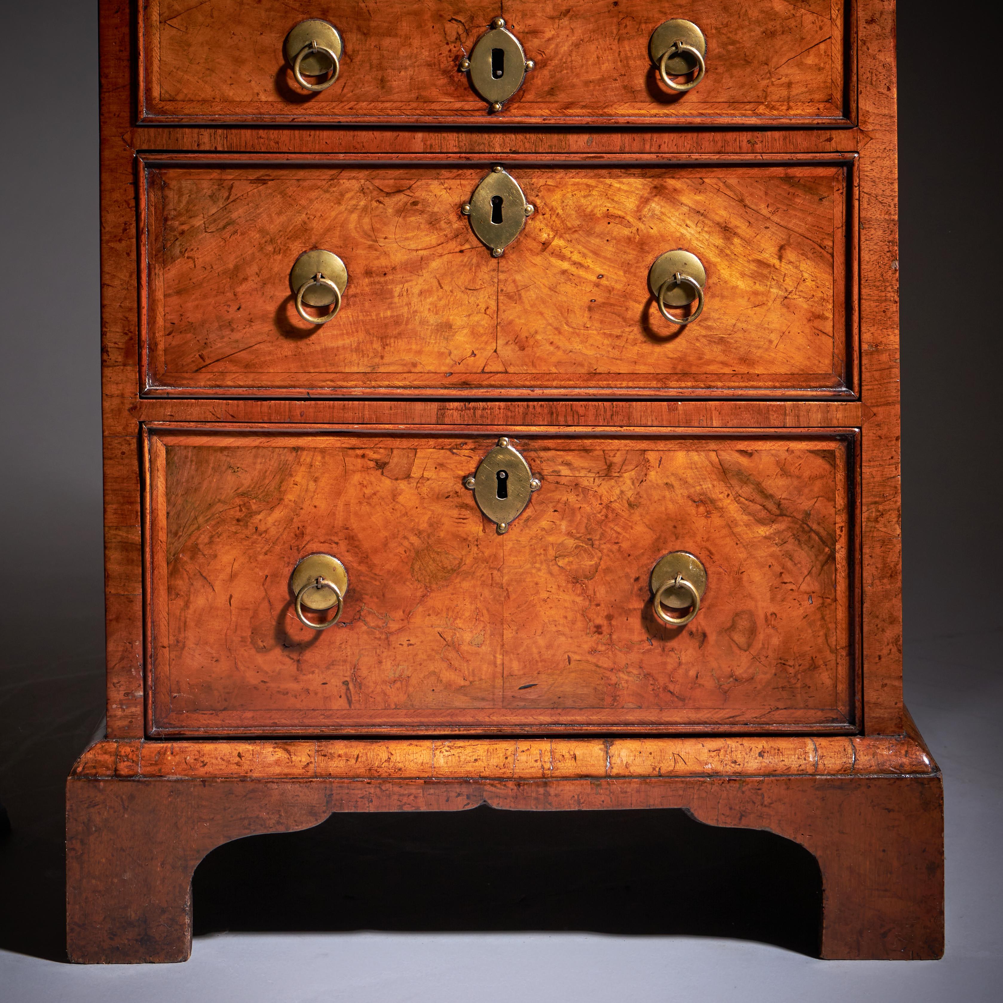 Bureau à double dôme en ronce de noyer du XVIIIe siècle de Queen Anne en vente 5
