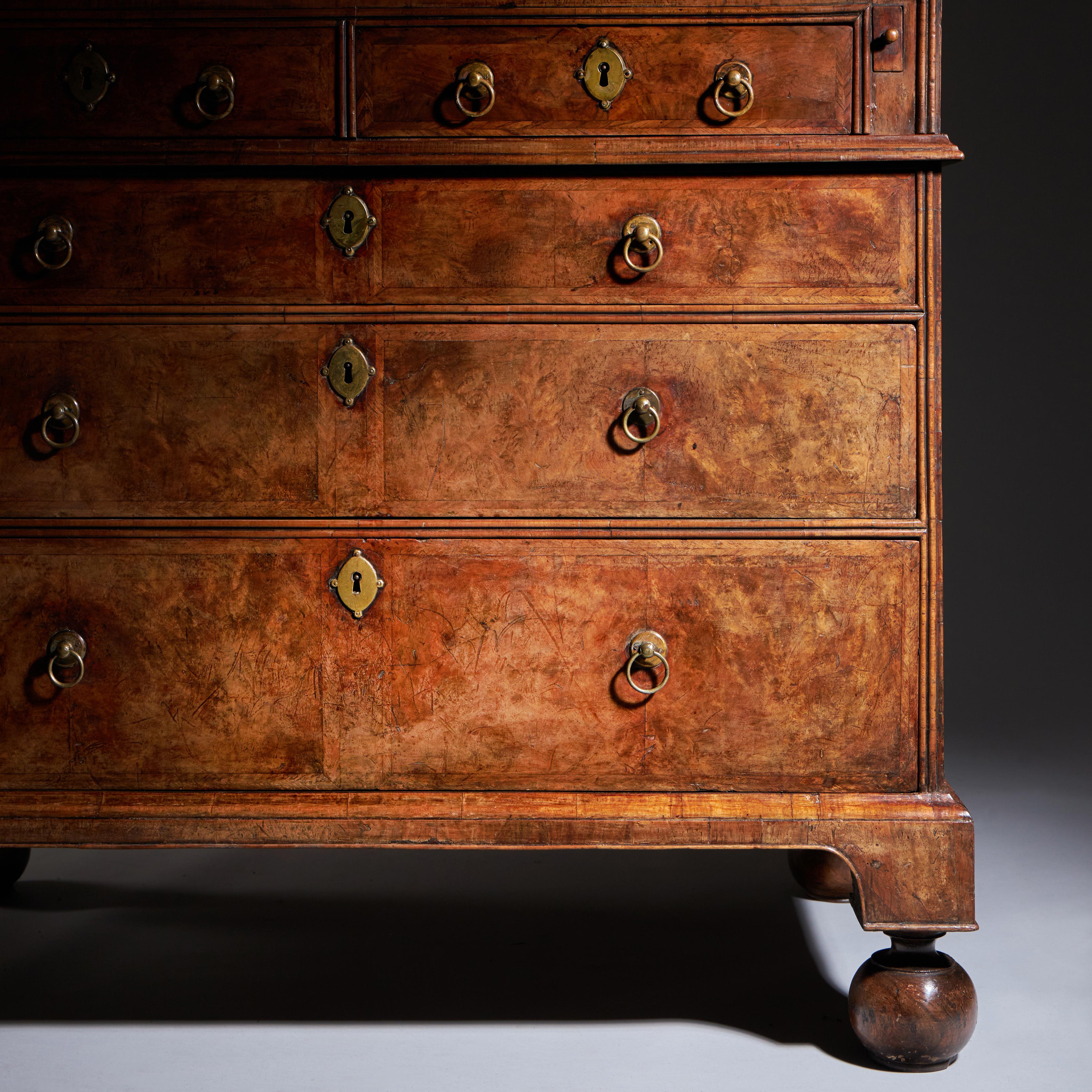 Bureau à double dôme en ronce de noyer du XVIIIe siècle de Queen Anne en vente 6