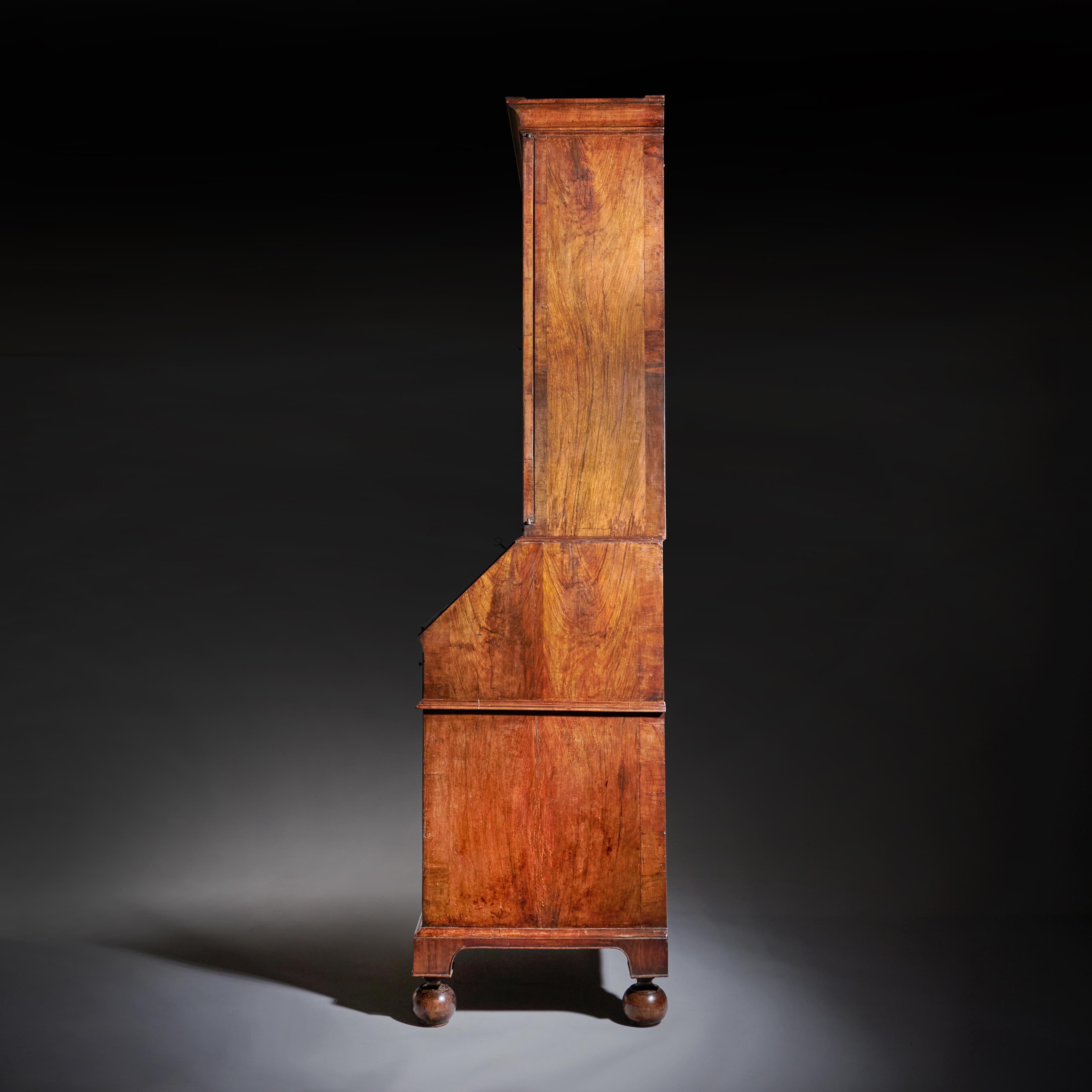 Bureau à double dôme en ronce de noyer du XVIIIe siècle de Queen Anne en vente 8