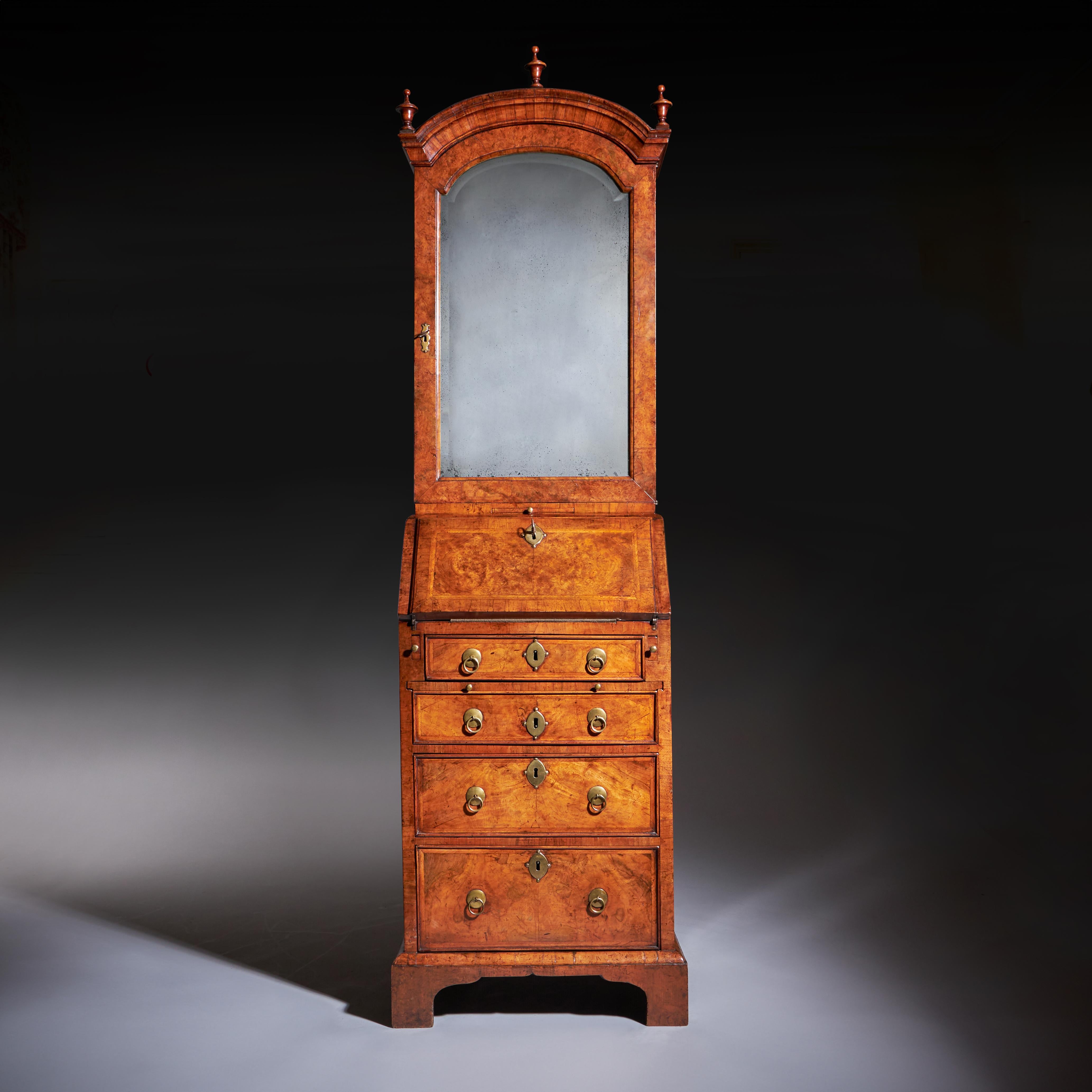Belle et rare bibliothèque-bureau en ronce de noyer à dôme unique du début du XVIIIe siècle de George I, de proportions réduites, vers 1720-1730. Angleterre. 

Cette exceptionnelle bibliothèque-bureau du début de la période géorgienne, datant du