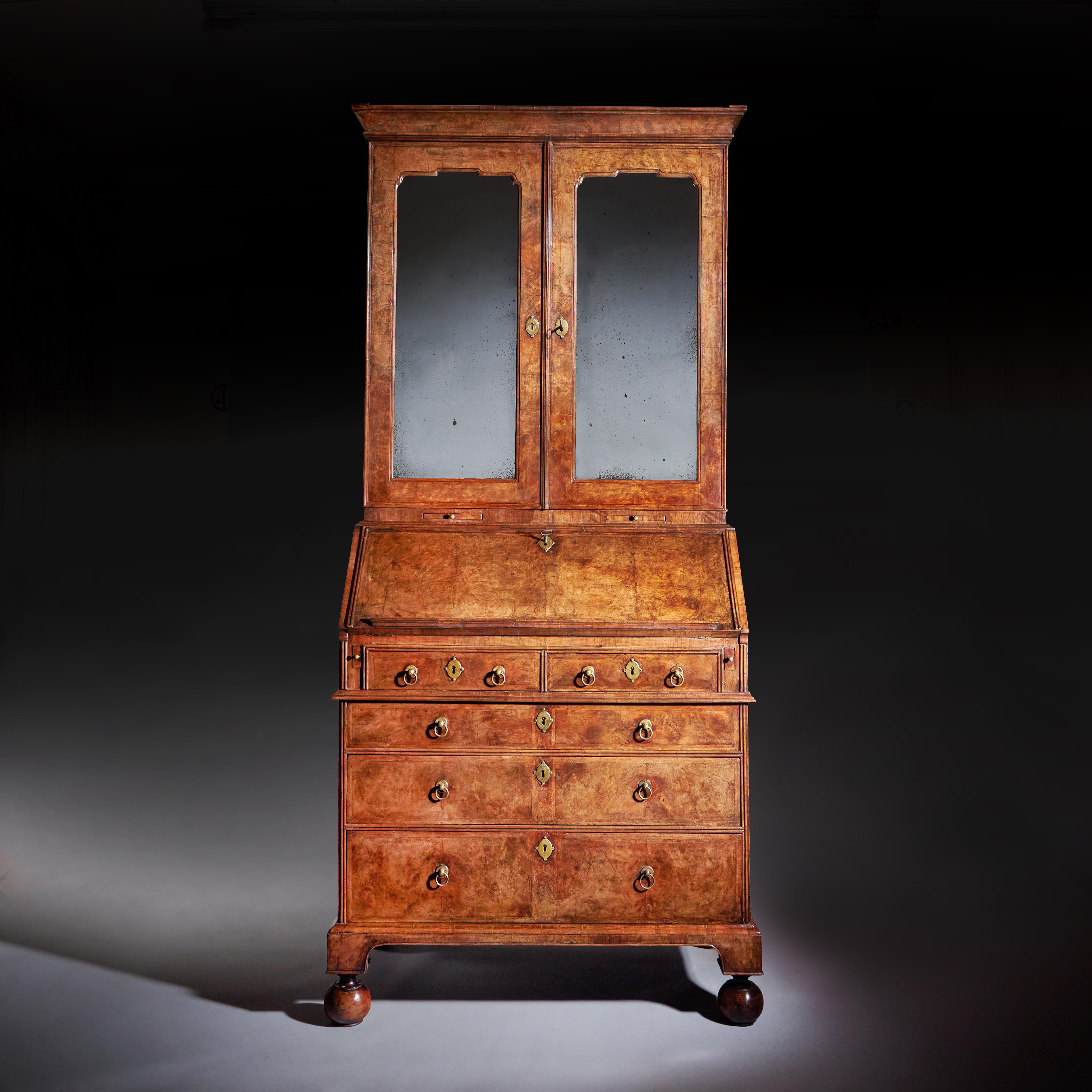 Belle et rare bibliothèque-bureau en trois parties en ronce de noyer de George I
Circa 1720-1730 - Angleterre
Attribué à COX et WOSTER (1700-1735)

Cette exceptionnelle bibliothèque-bureau en ronce de noyer de style George I représente le meilleur