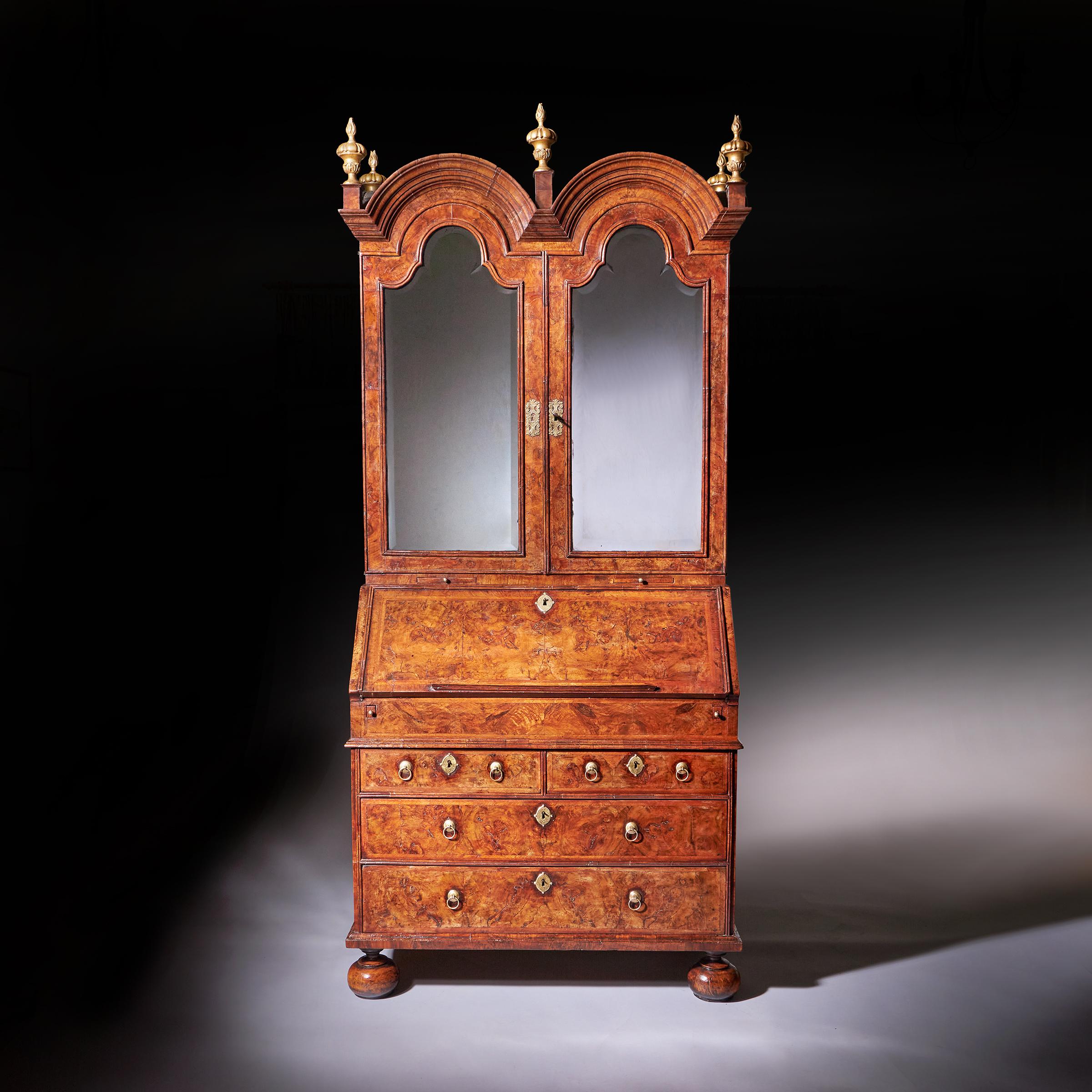 18. Jahrhundert Queen Anne Grat Nussbaum Double Dome Bureau Bücherregal (Englisch) im Angebot