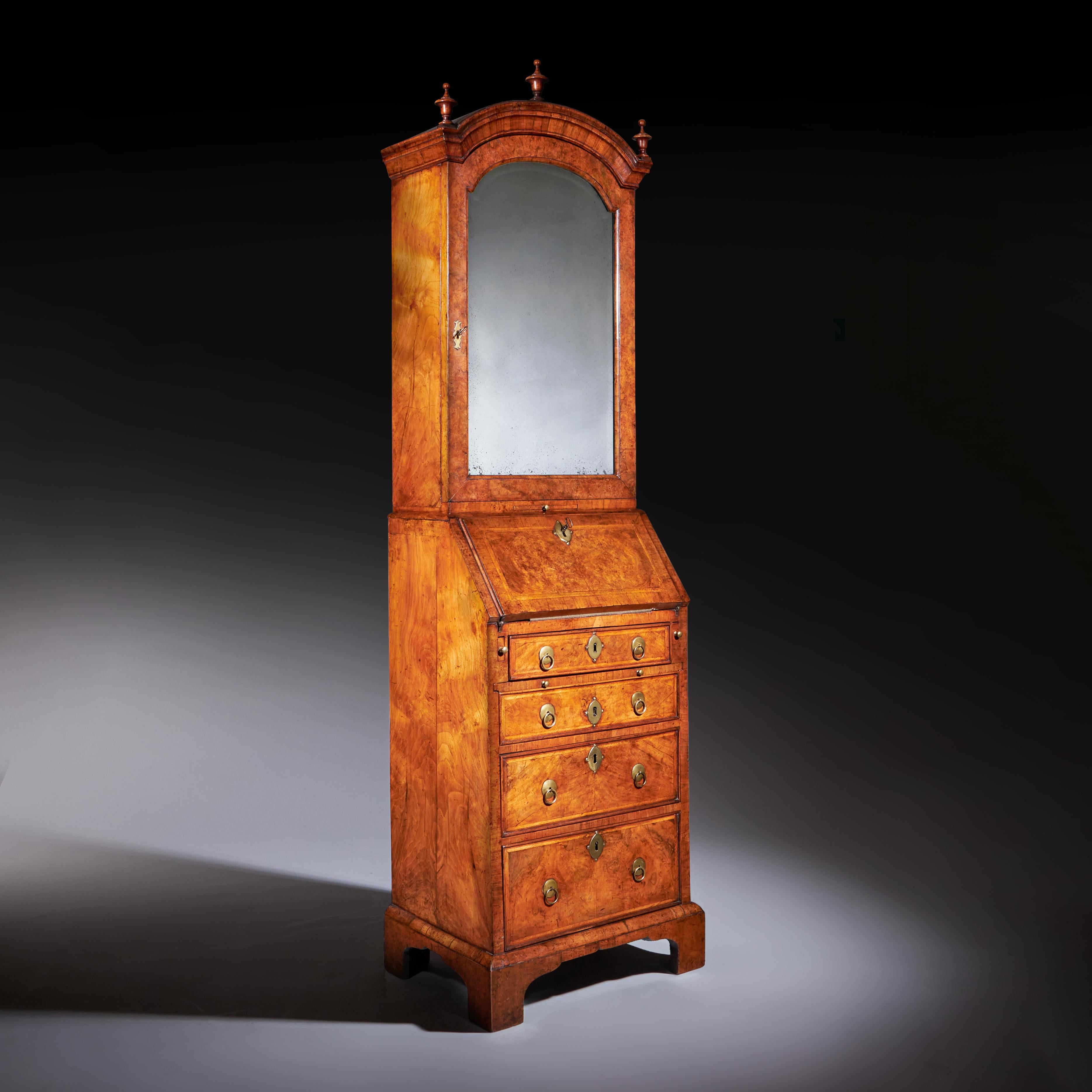 Anglais Bureau à double dôme en ronce de noyer du XVIIIe siècle de Queen Anne en vente