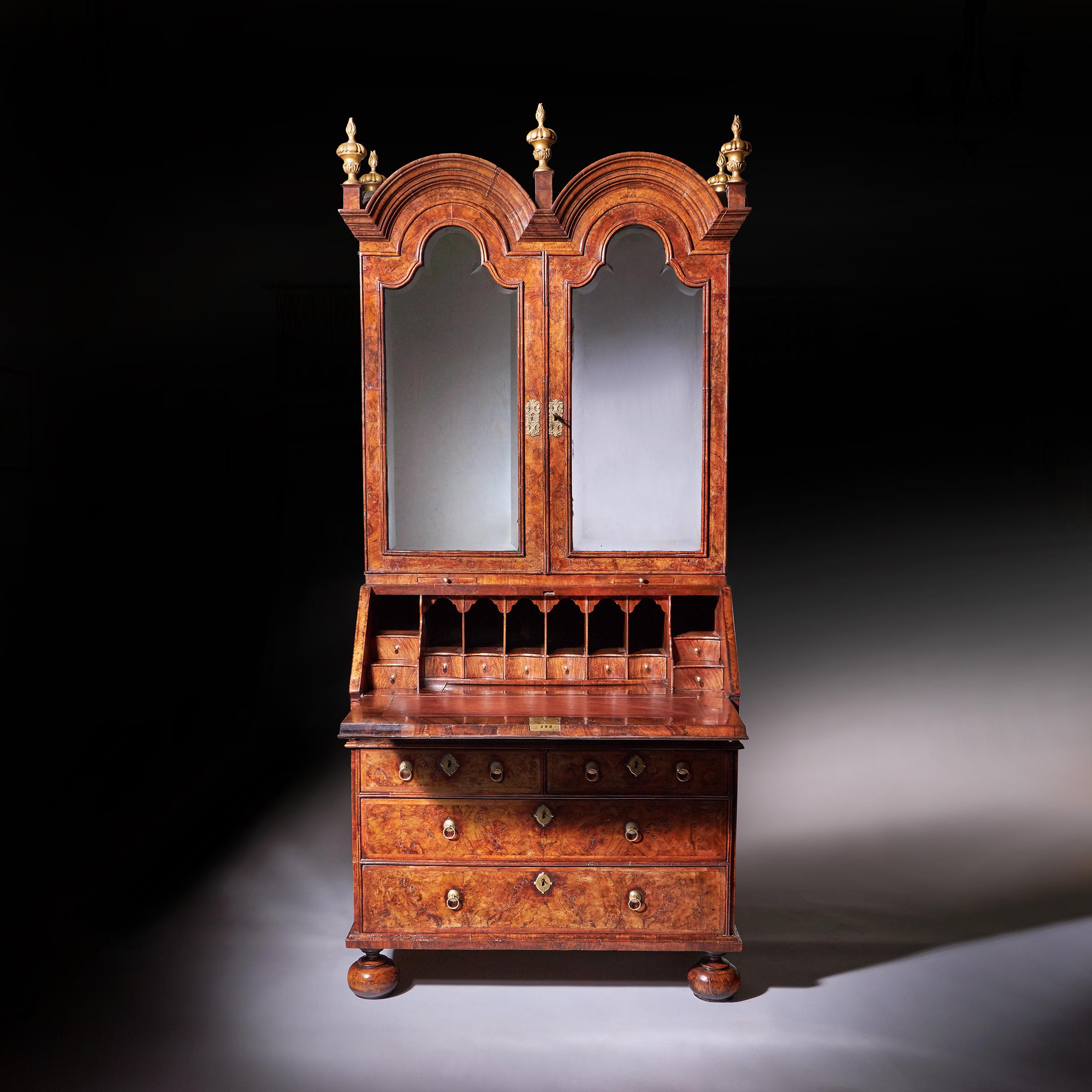 18. Jahrhundert Queen Anne Grat Nussbaum Double Dome Bureau Bücherregal im Zustand „Gut“ im Angebot in Oxfordshire, United Kingdom