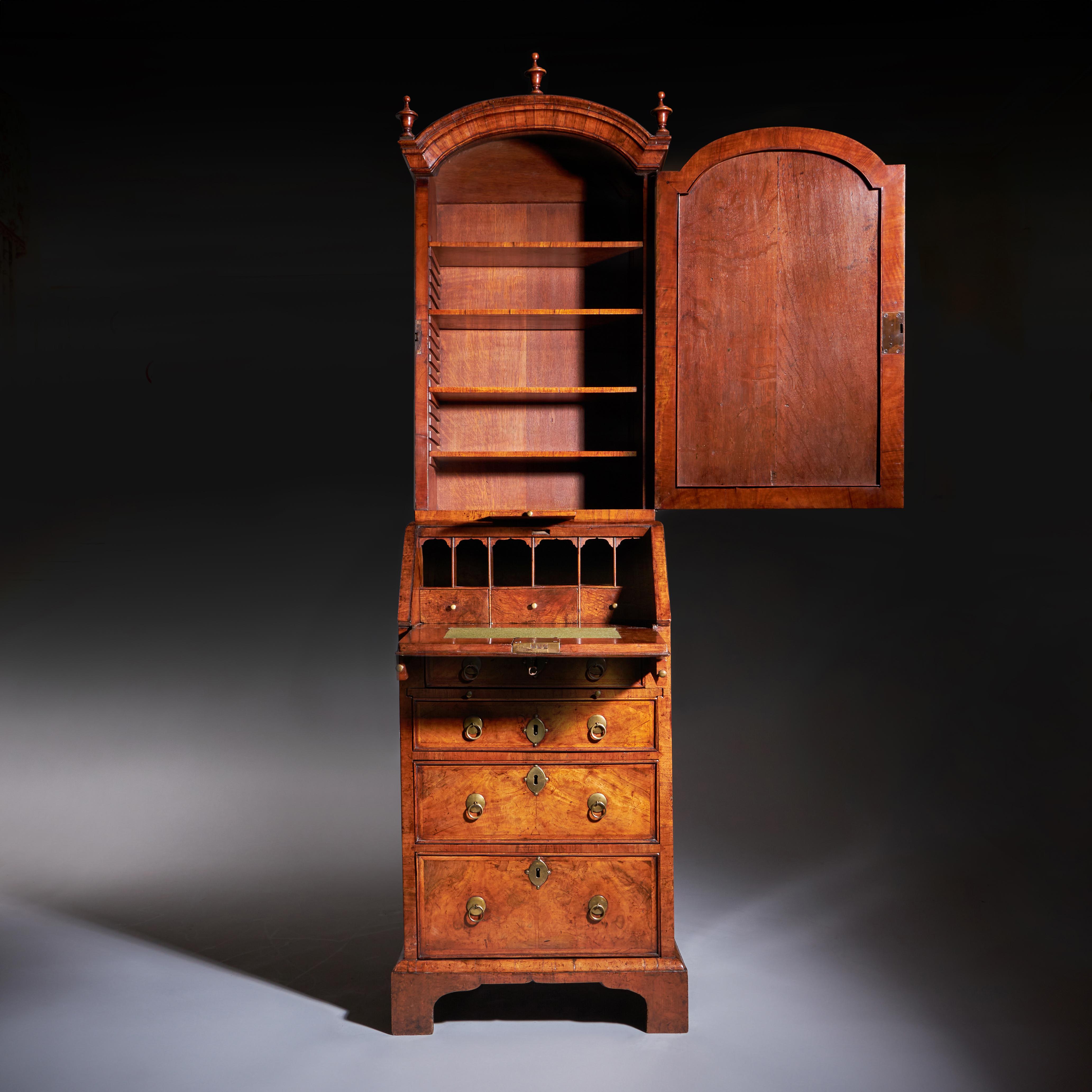 Bureau à double dôme en ronce de noyer du XVIIIe siècle de Queen Anne Bon état - En vente à Oxfordshire, United Kingdom