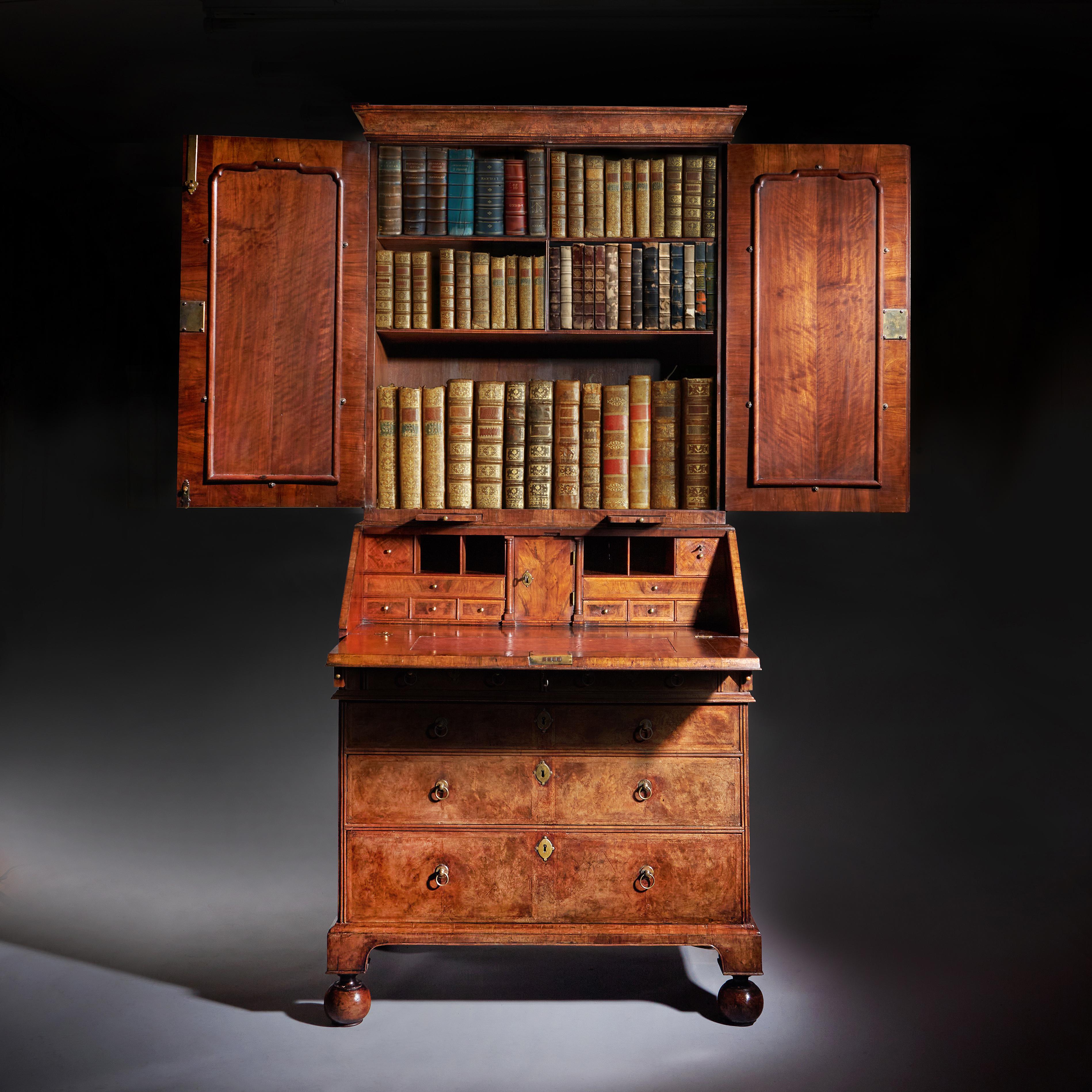 Bureau à double dôme en ronce de noyer du XVIIIe siècle de Queen Anne Bon état - En vente à Oxfordshire, United Kingdom