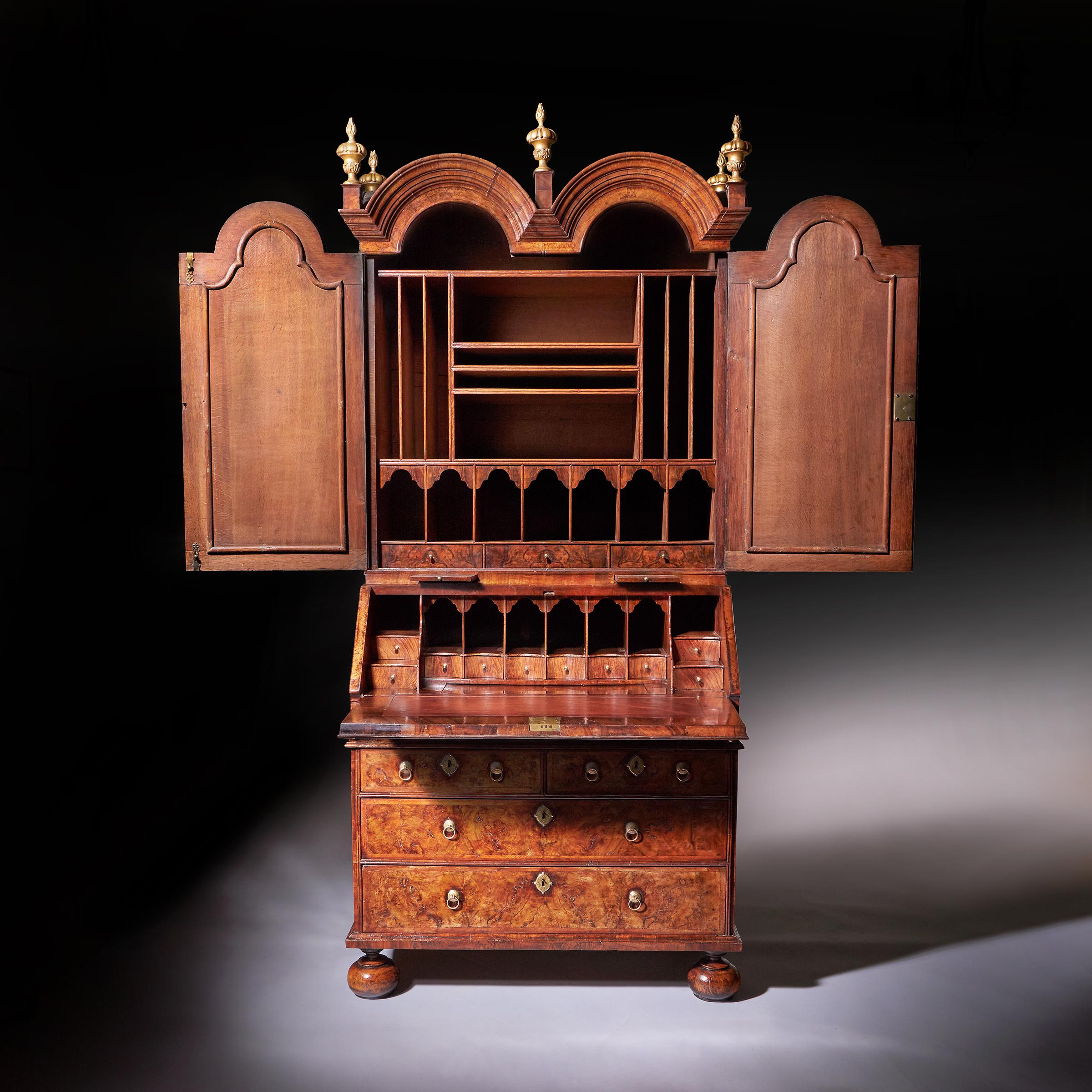 18. Jahrhundert Queen Anne Grat Nussbaum Double Dome Bureau Bücherregal (18. Jahrhundert und früher) im Angebot