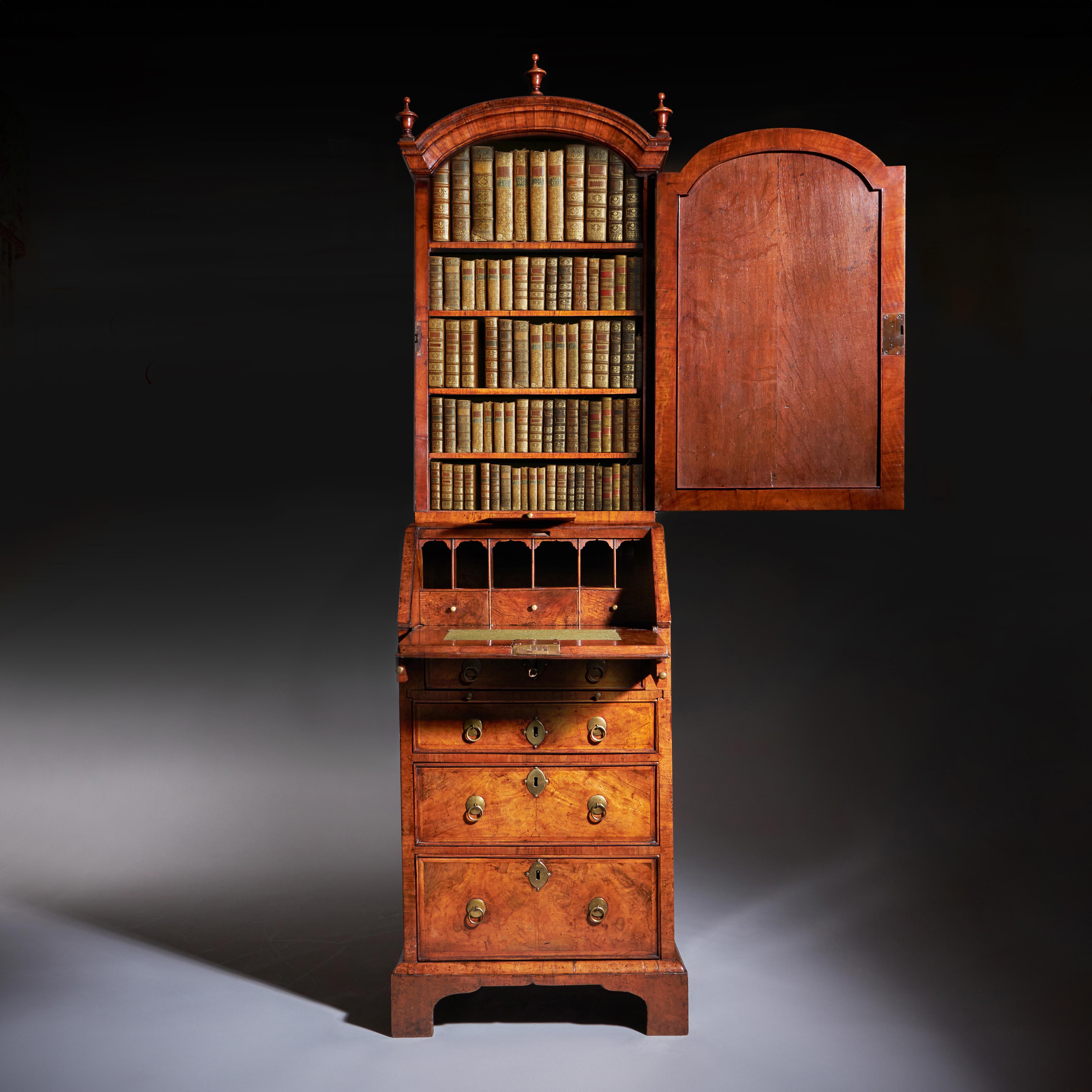 XVIIIe siècle et antérieur Bureau à double dôme en ronce de noyer du XVIIIe siècle de Queen Anne en vente