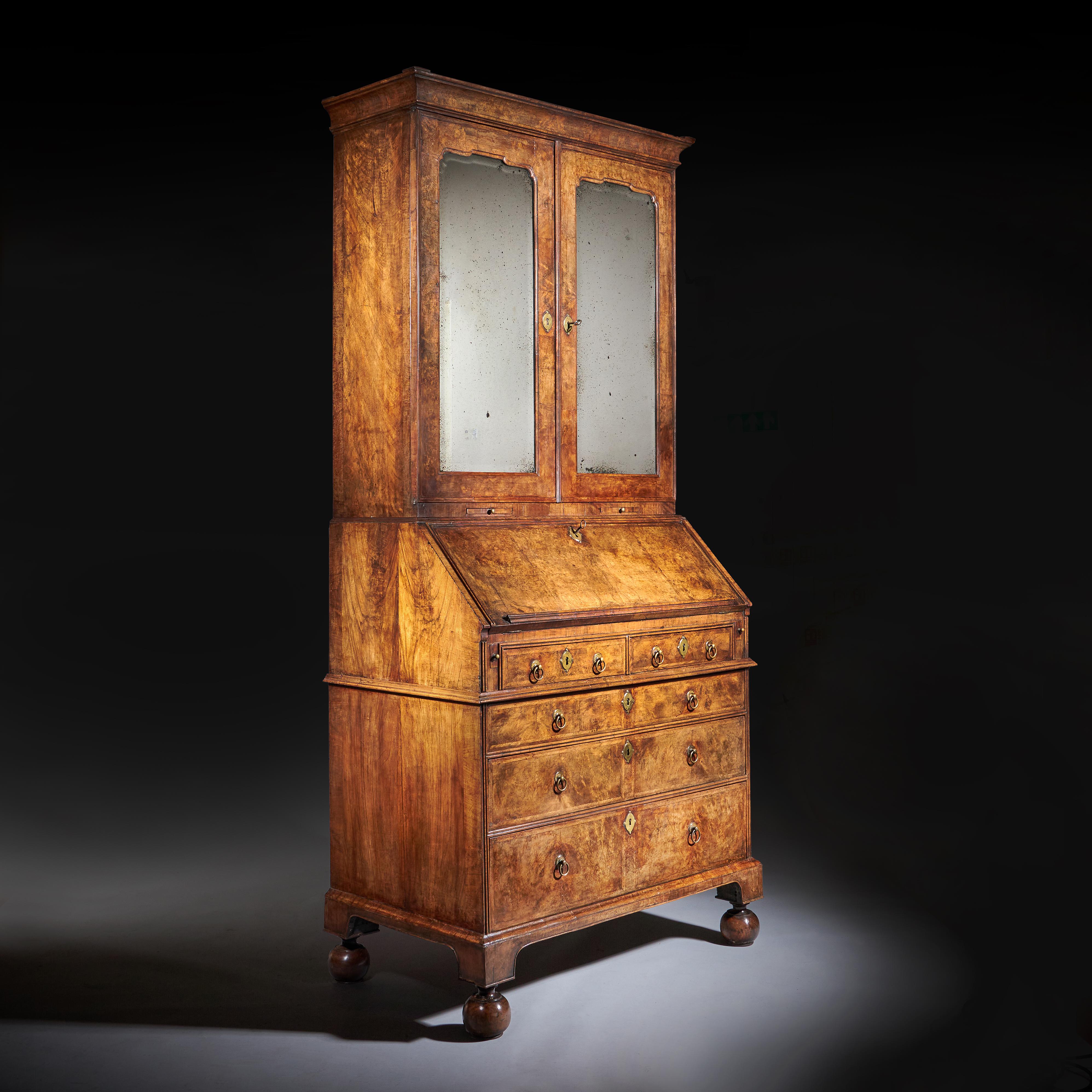 XVIIIe siècle et antérieur Bureau à double dôme en ronce de noyer du XVIIIe siècle de Queen Anne en vente
