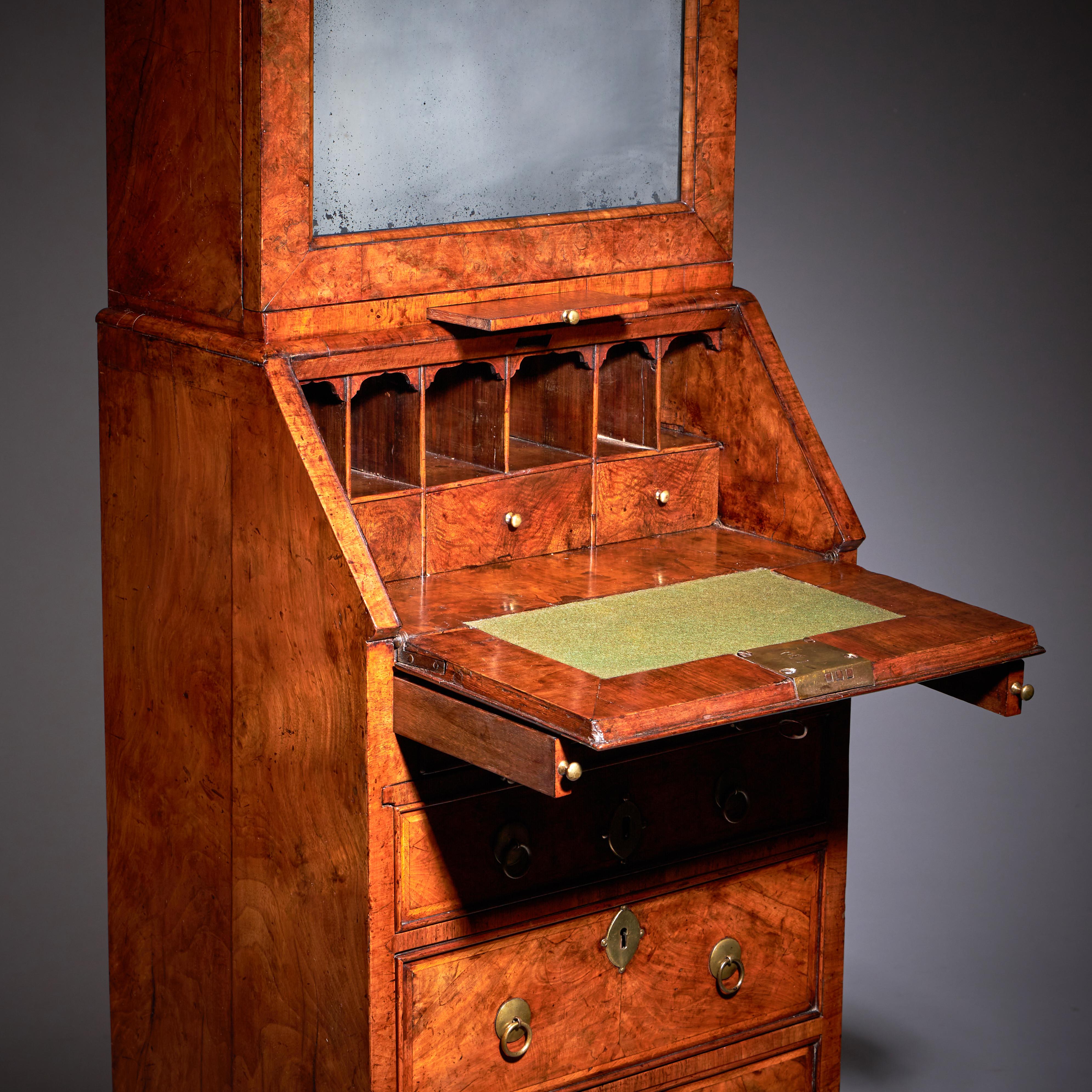 Noyer Bureau à double dôme en ronce de noyer du XVIIIe siècle de Queen Anne en vente