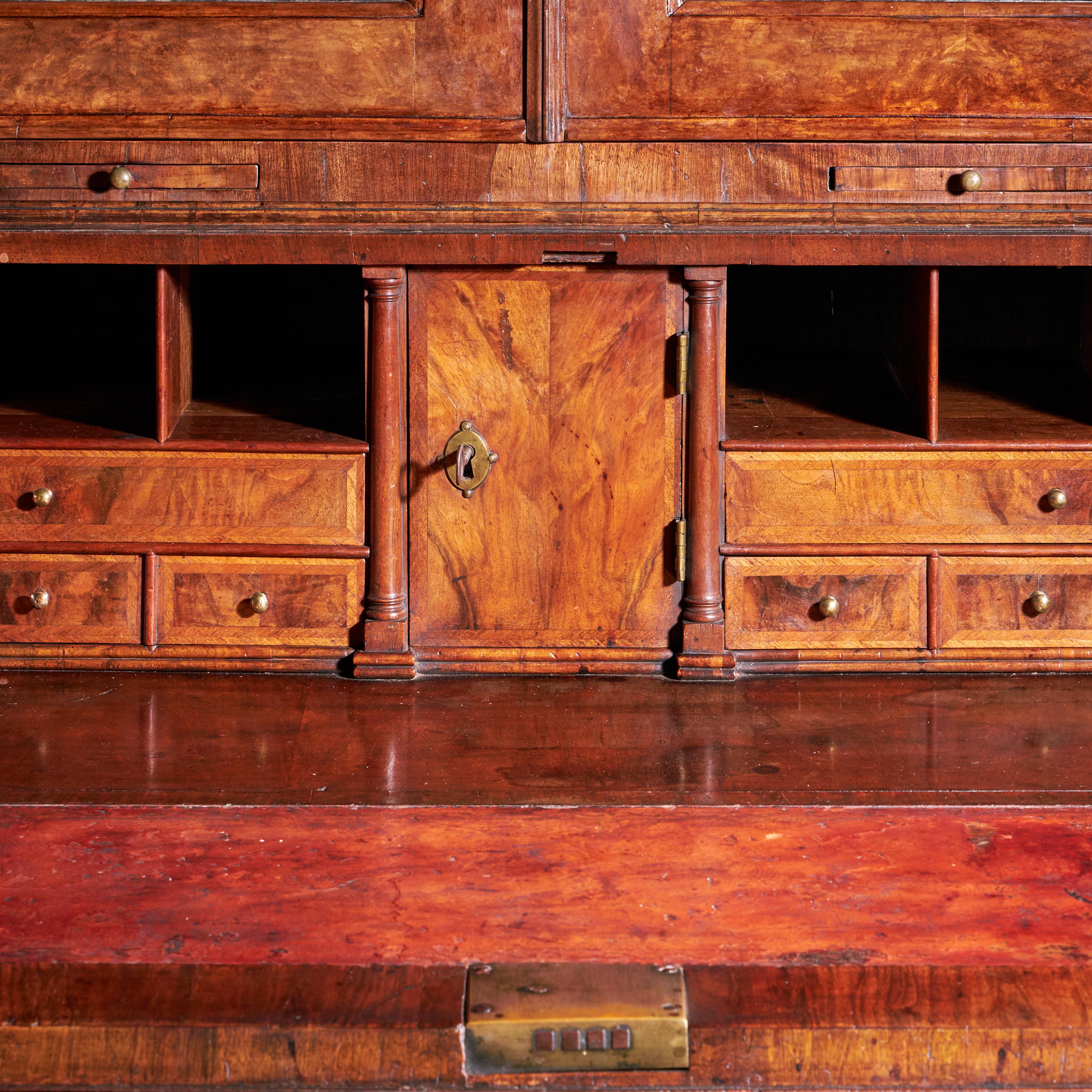 Noyer Bureau à double dôme en ronce de noyer du XVIIIe siècle de Queen Anne en vente