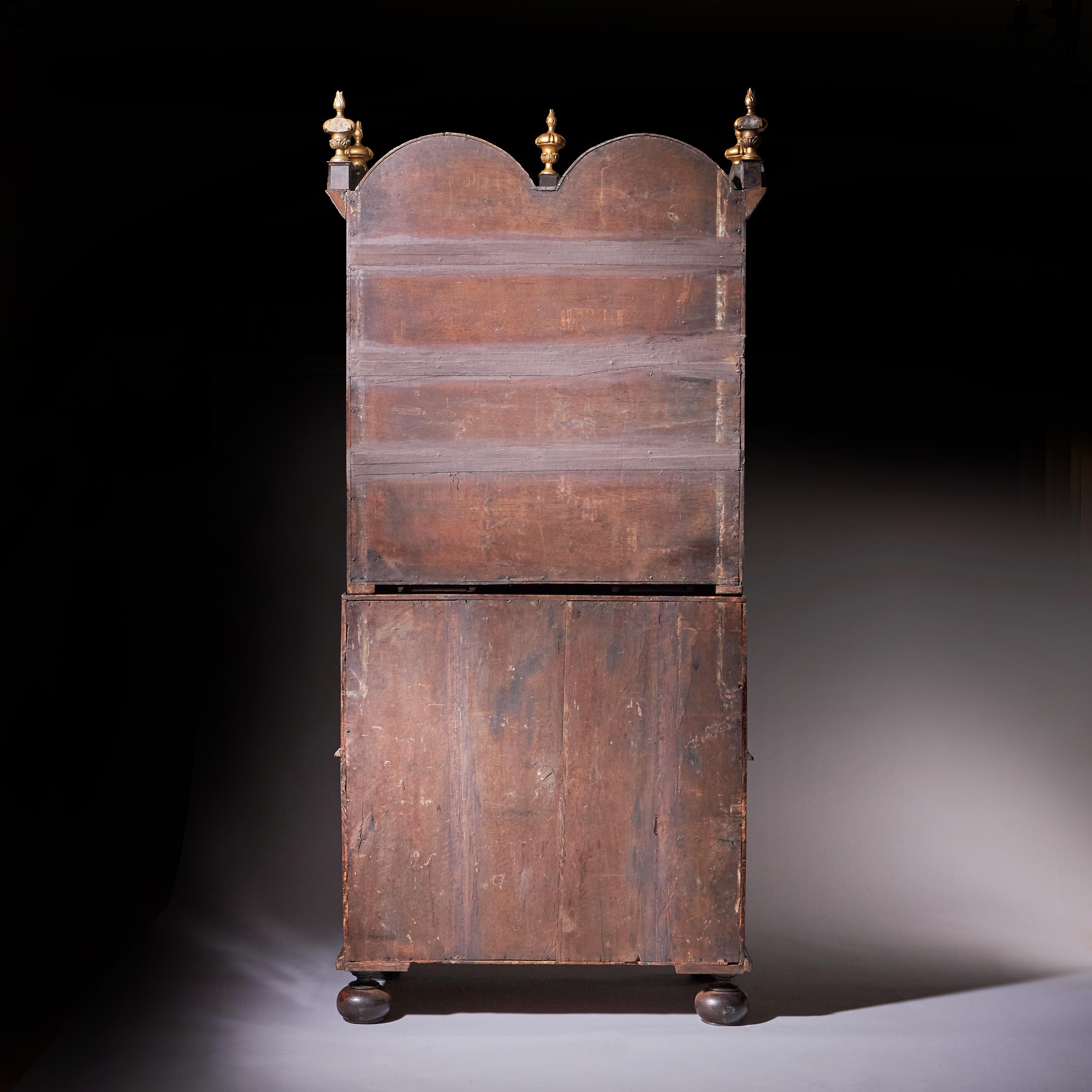 18. Jahrhundert Queen Anne Grat Nussbaum Double Dome Bureau Bücherregal im Angebot 1
