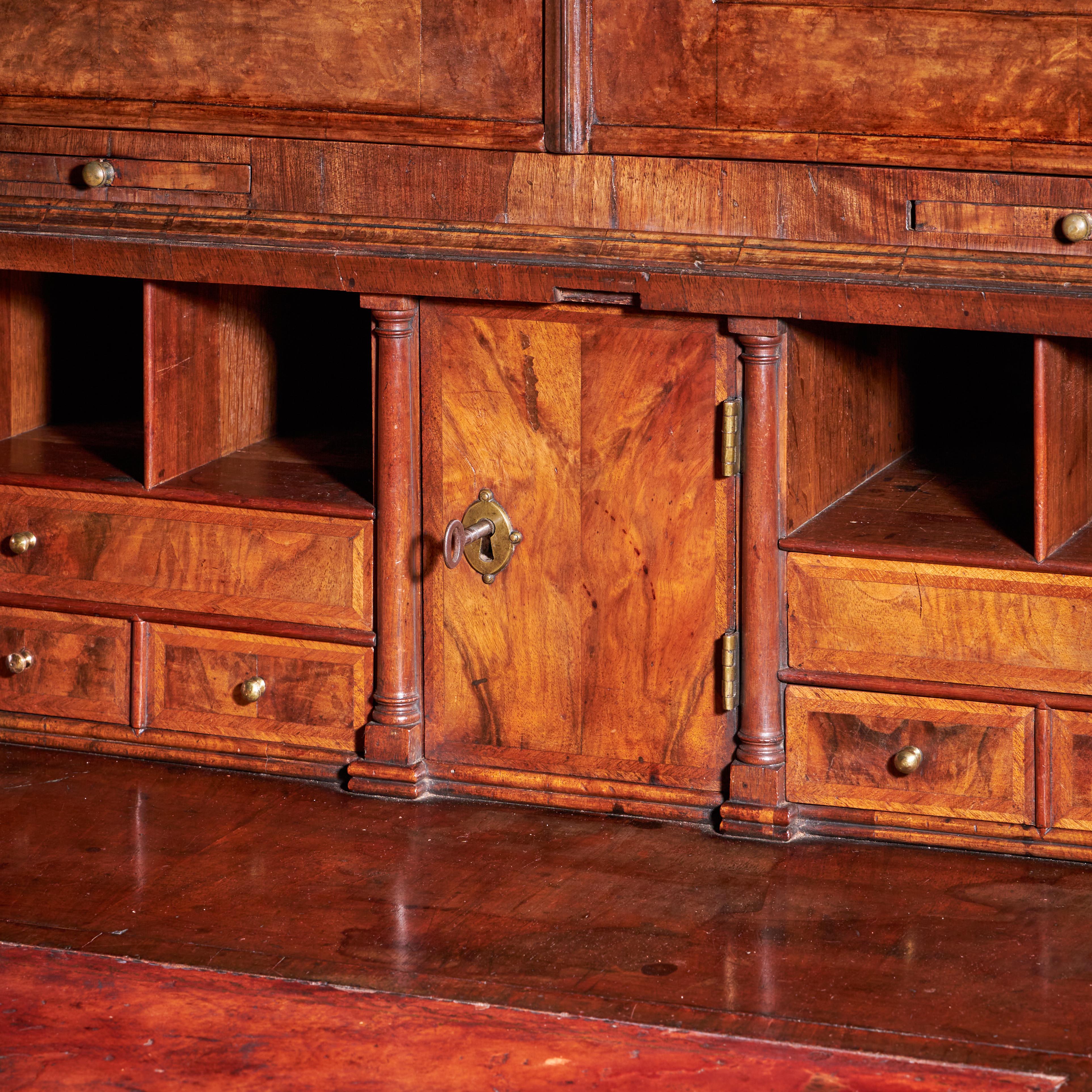 Bureau à double dôme en ronce de noyer du XVIIIe siècle de Queen Anne en vente 1