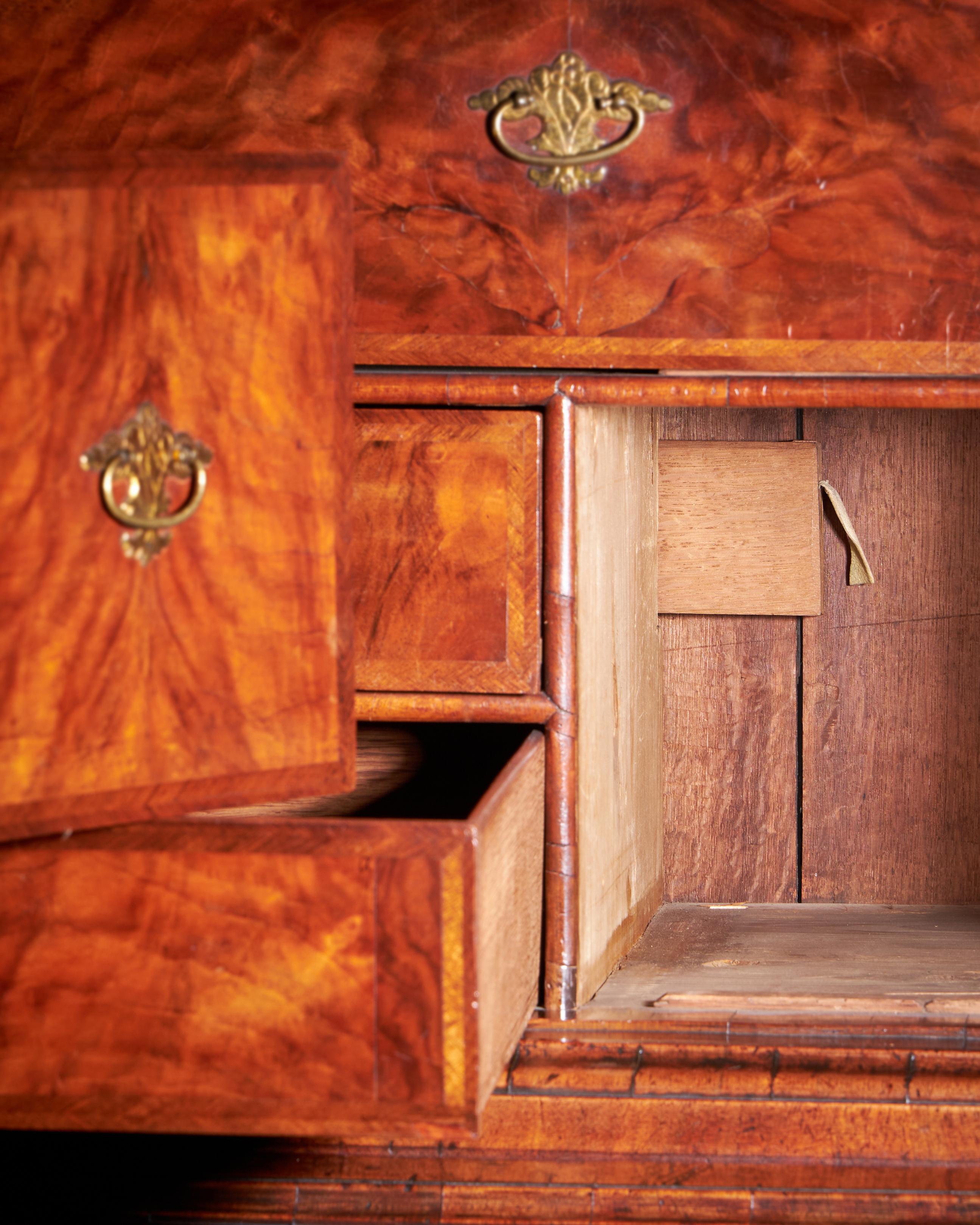 18th Century Queen Anne Burr Walnut mirrored Cabinet on Chest, Circa 1705-1715 In Good Condition For Sale In Oxfordshire, United Kingdom