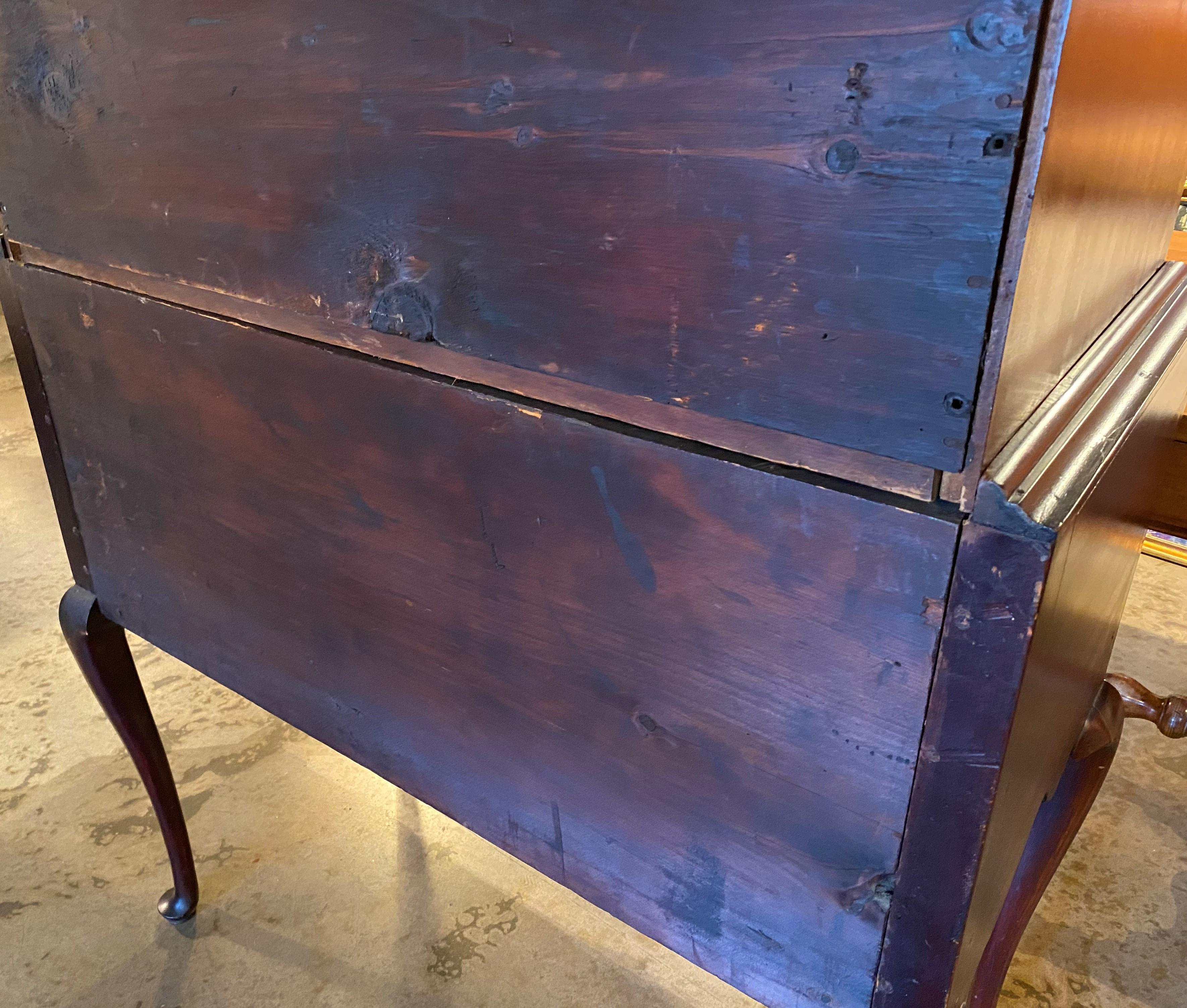 Highboy de dos piezas de madera de cerezo de la reina Ana del siglo XVIII con talla de abanico radial en venta 5
