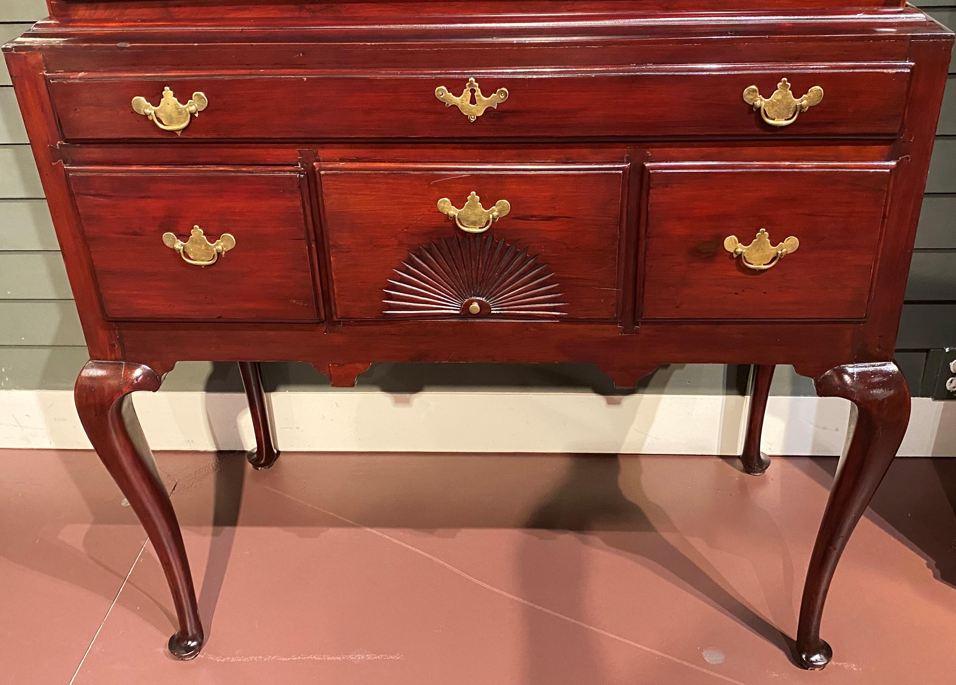 Américain Commode haute en bois de cerisier Queen Anne en deux parties avec sculpture d'éventail radial, 18ème siècle en vente