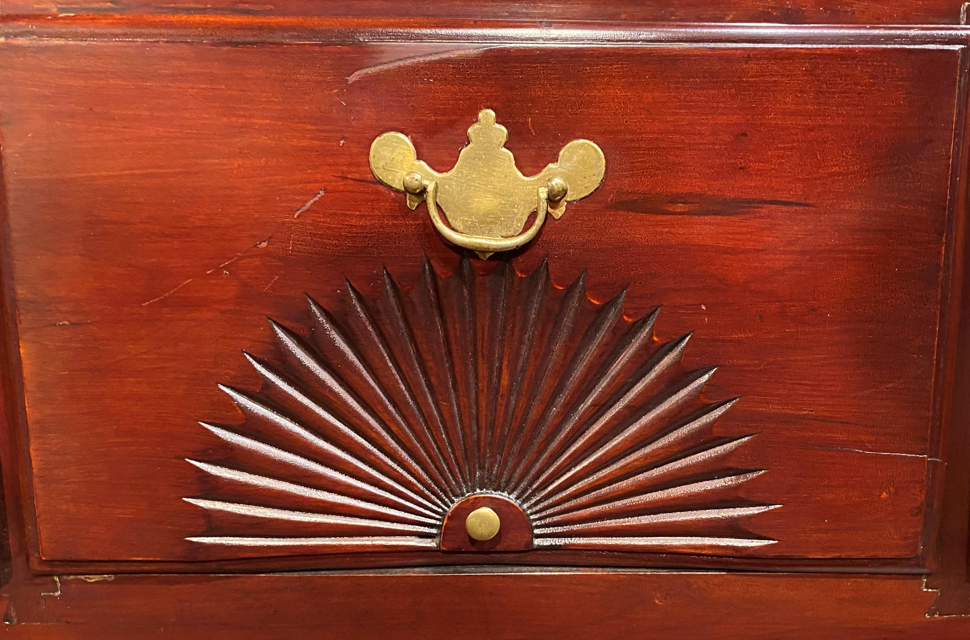 Highboy de dos piezas de madera de cerezo de la reina Ana del siglo XVIII con talla de abanico radial en venta 2