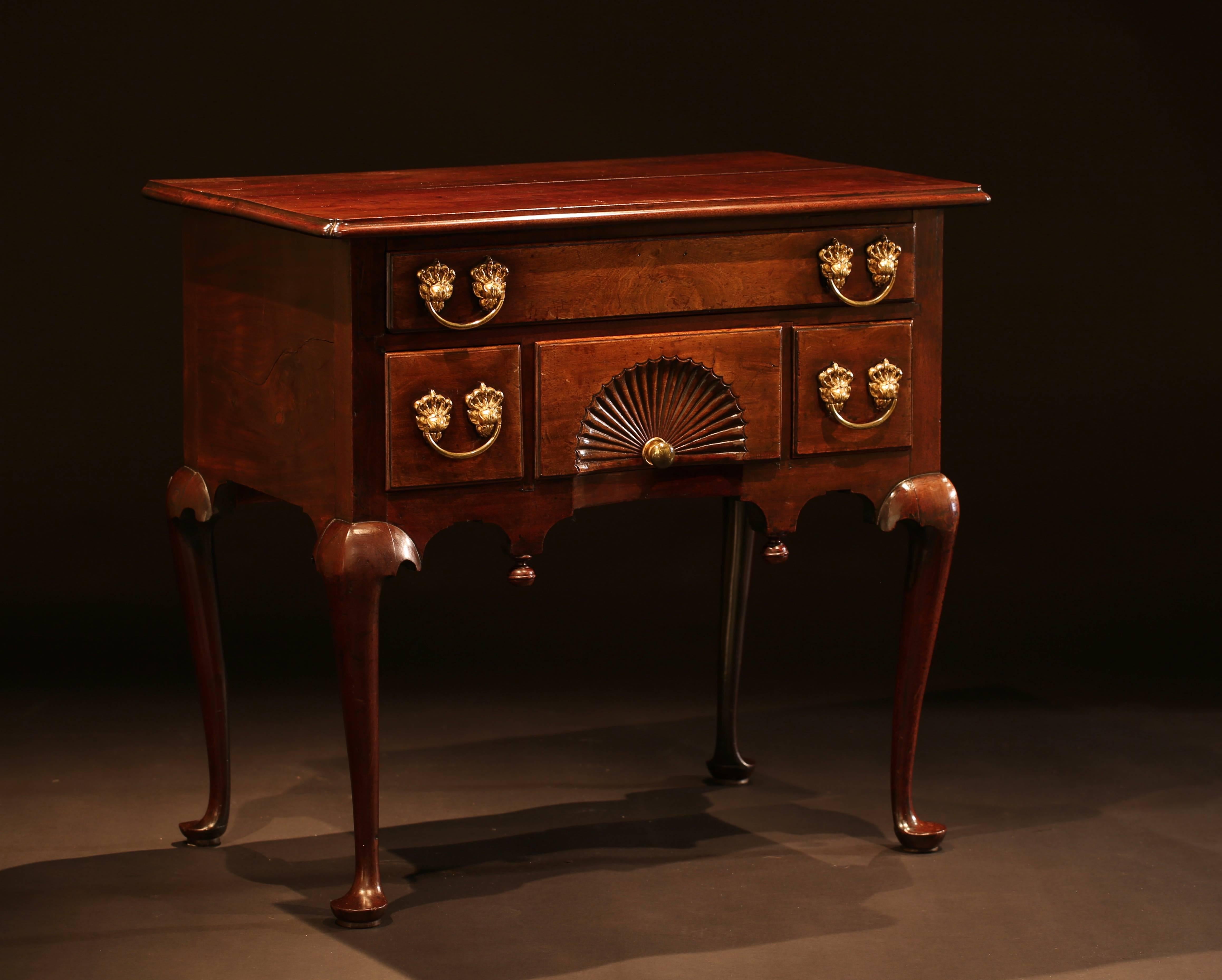 A very well proportioned 18th century Cuban mahogany lowboy, New England, circa 1720-1750.
With a two plank rectangular moulded edged top with 