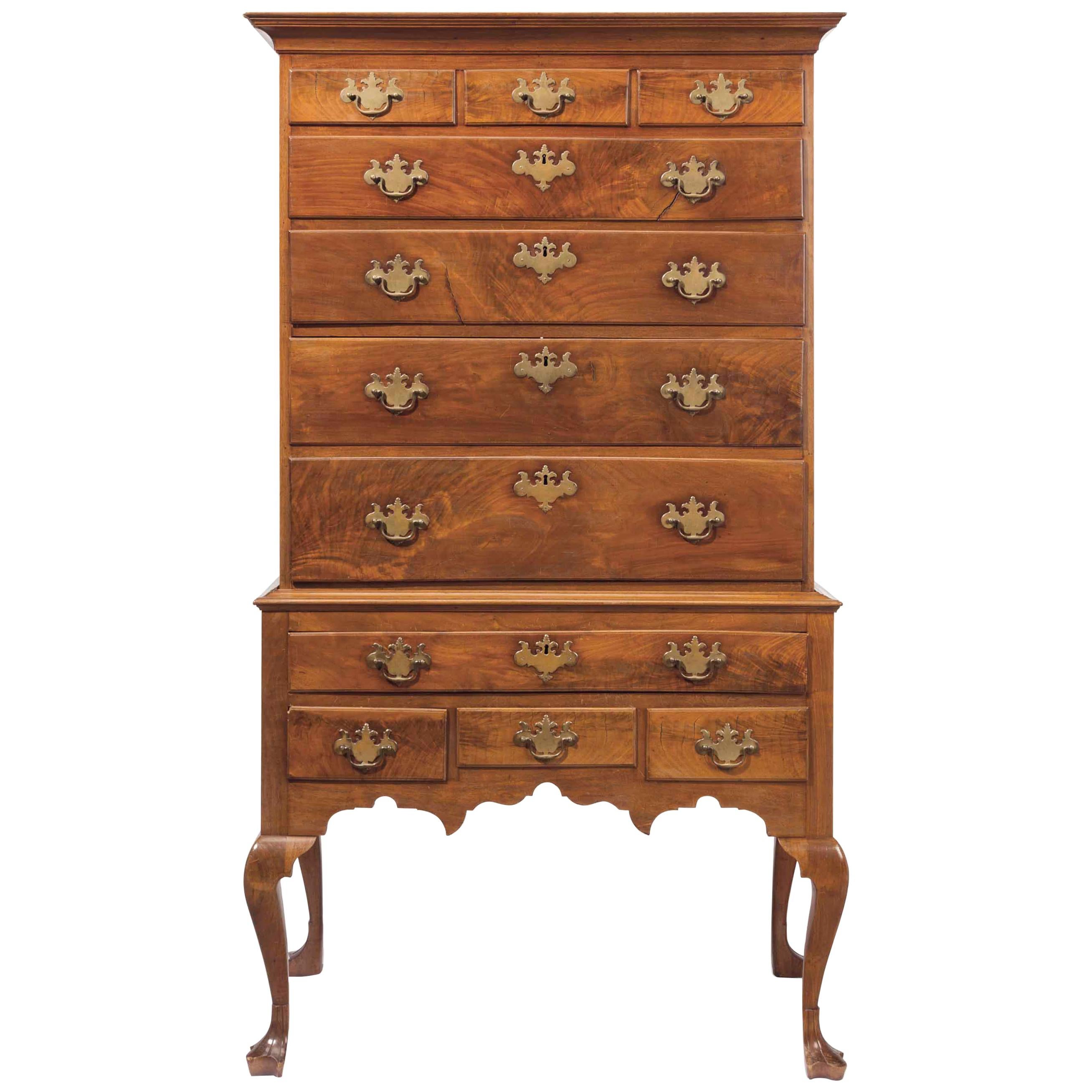 Commode haute Queen Anne du XVIIIe siècle en vente