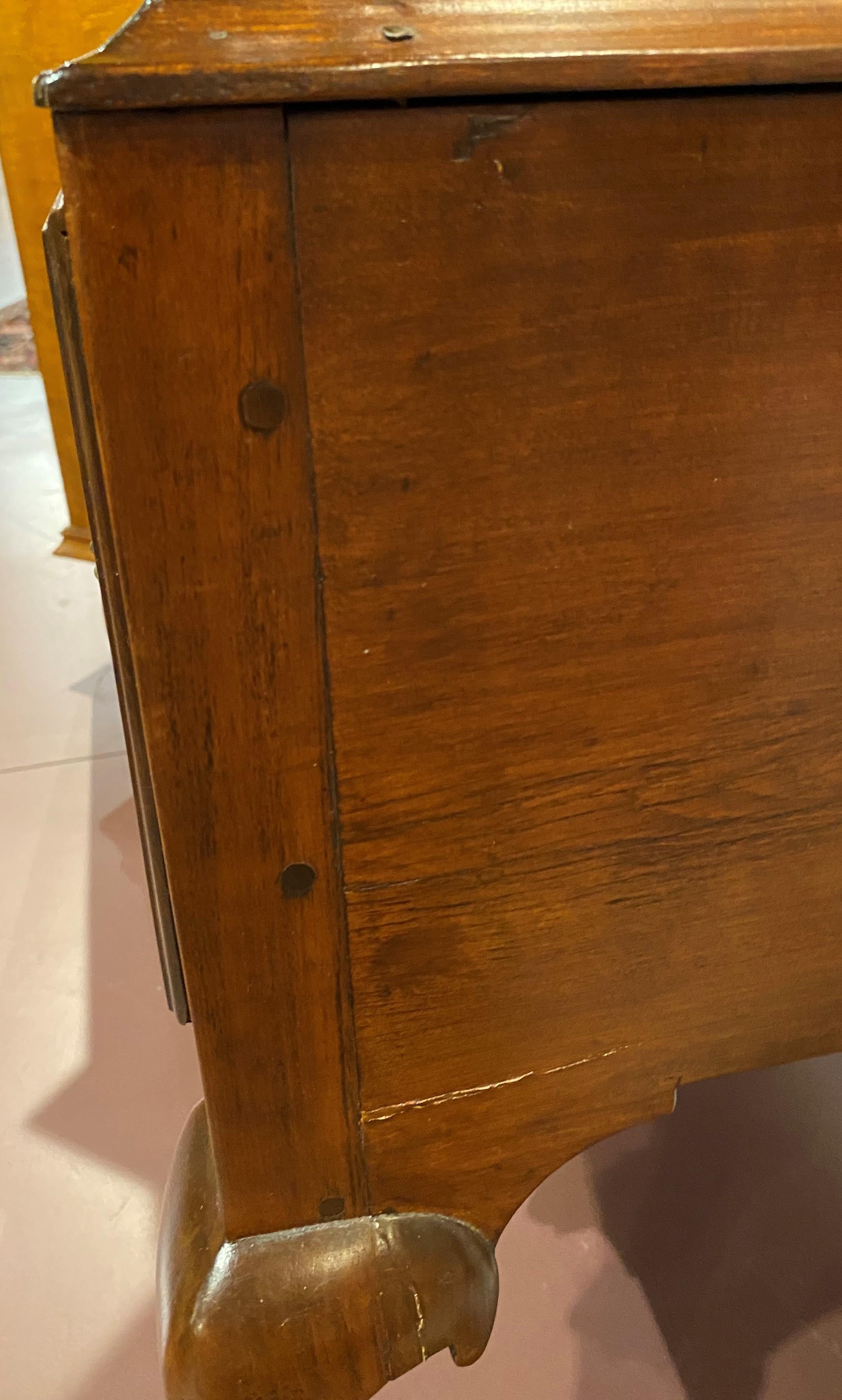 Highboy Queen Anne del XVIII secolo con ottoni incisi in vendita 6