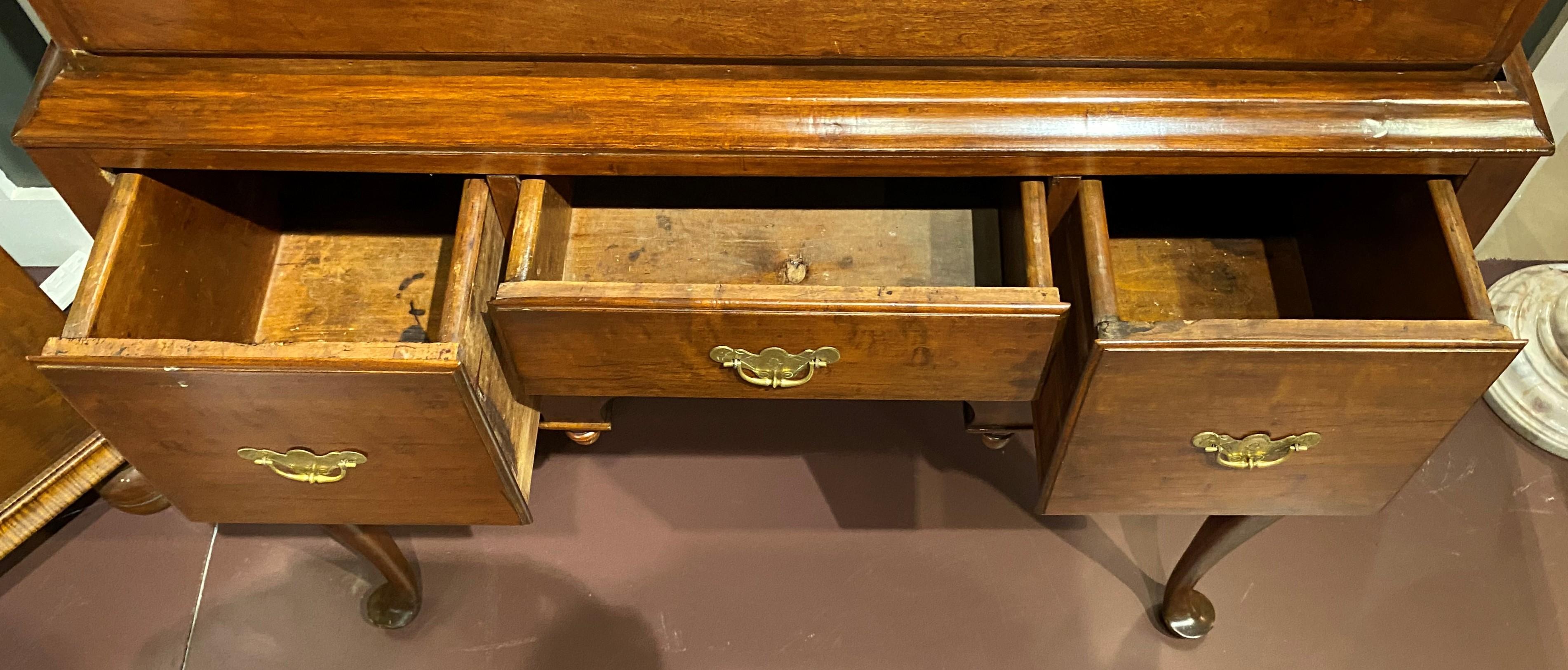 Commode haute Queen Anne du 18ème siècle avec laiton gravé en vente 1