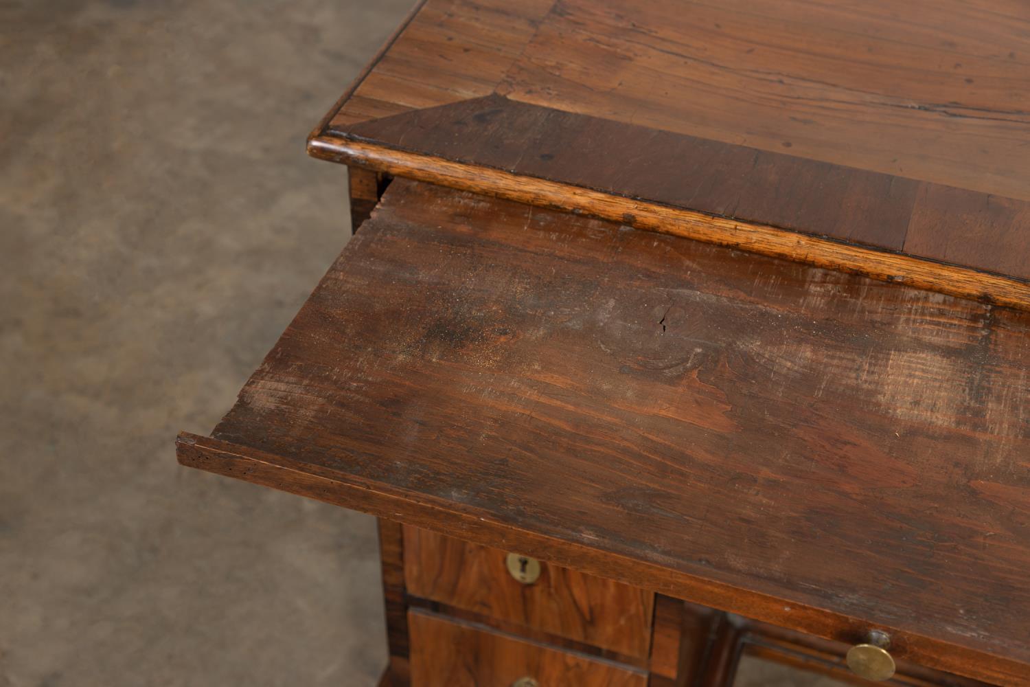 18th Century Queen Anne Keyhole Desk In Good Condition For Sale In Cloverdale, IN