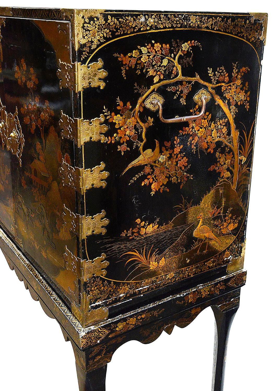 Armario lacado Queen Anne del siglo XVIII sobre peana. siglo XVIII y antes en venta