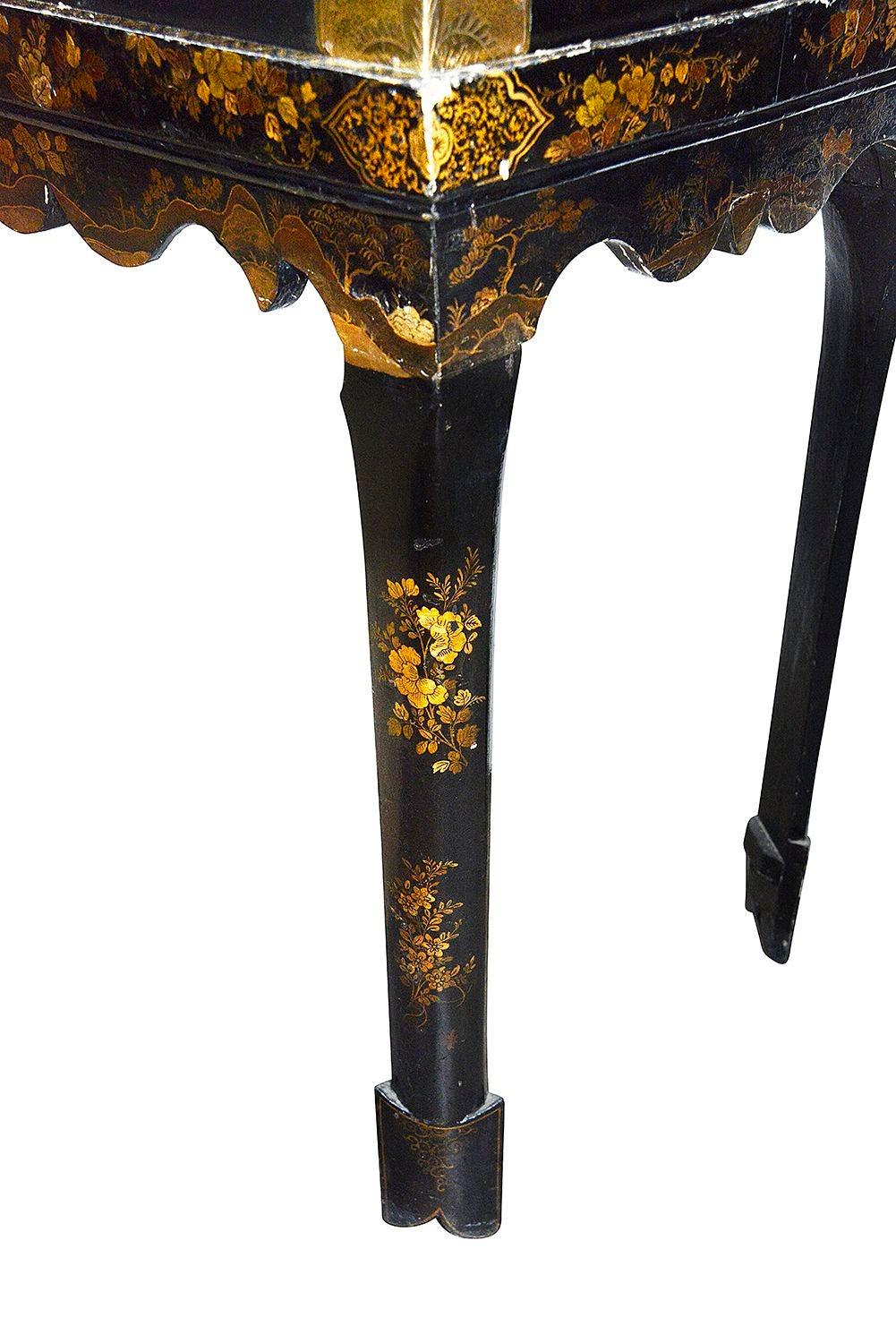 Armario lacado Queen Anne del siglo XVIII sobre peana. Laca en venta