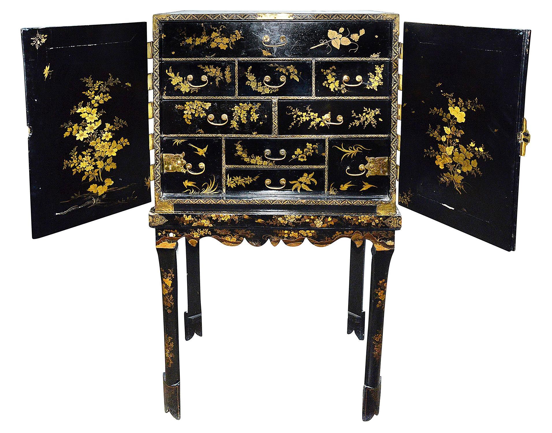 Armario lacado Queen Anne del siglo XVIII sobre peana. en venta 2