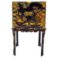 Cabinet en laque Queen Anne du 18e siècle sur stand.
