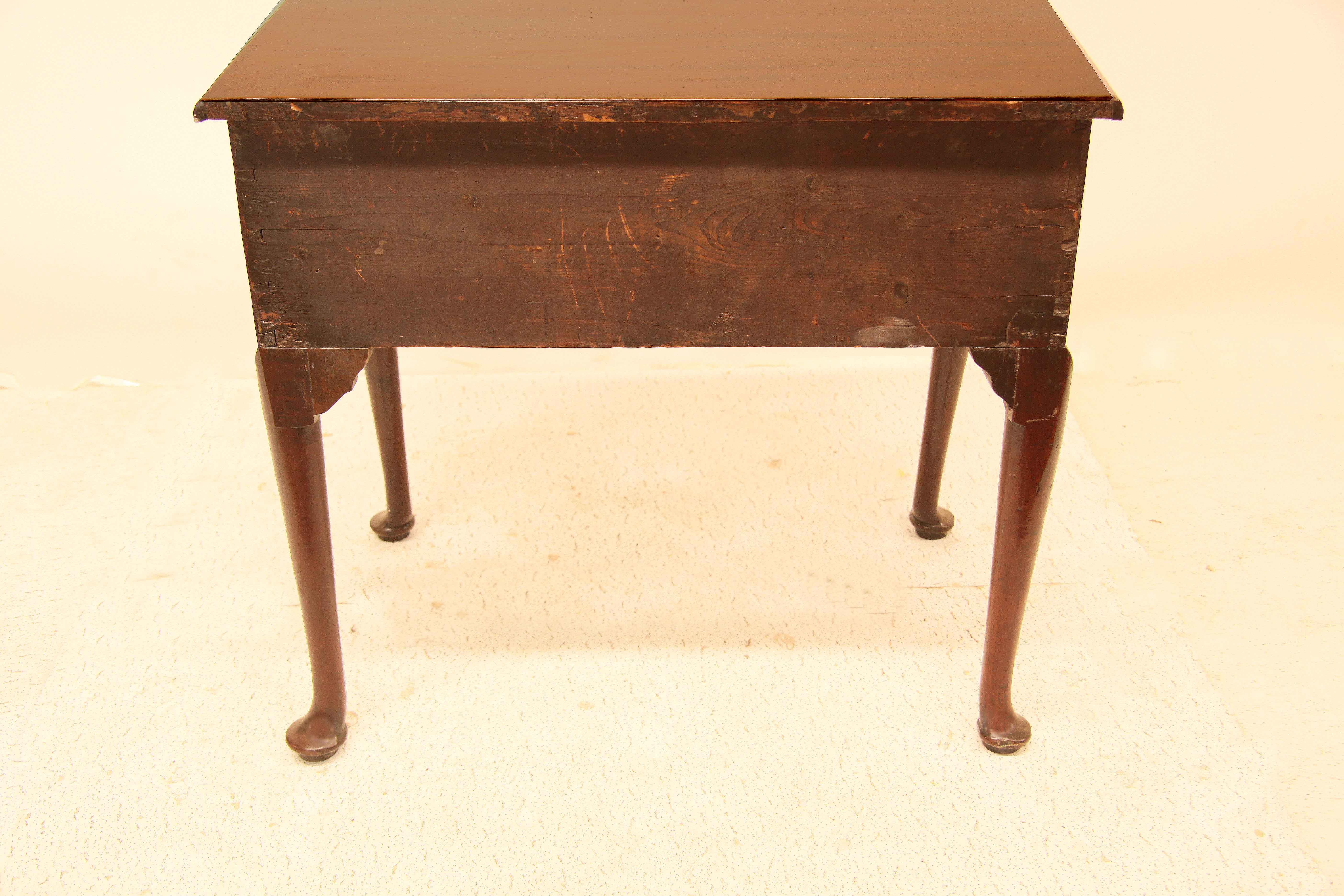 Lowboy Queen Anne del siglo XVIII 3
