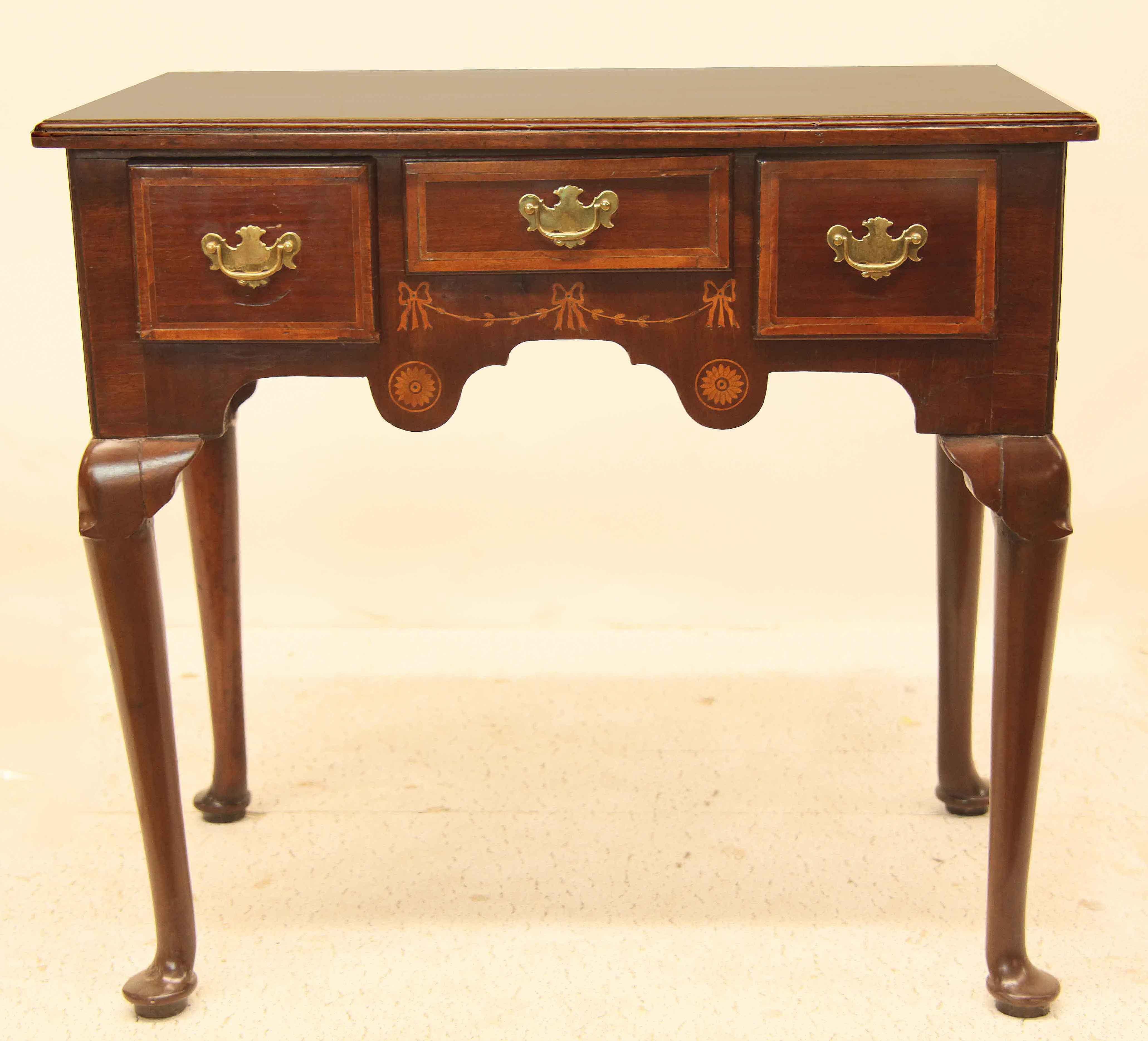 18th century Queen Anne lowboy, the top with molded edge above three drawers with overlapping molding. The drawer fronts are cross banded with satinwood around the perimeter, followed inside this by a small band of angled king wood encased with a