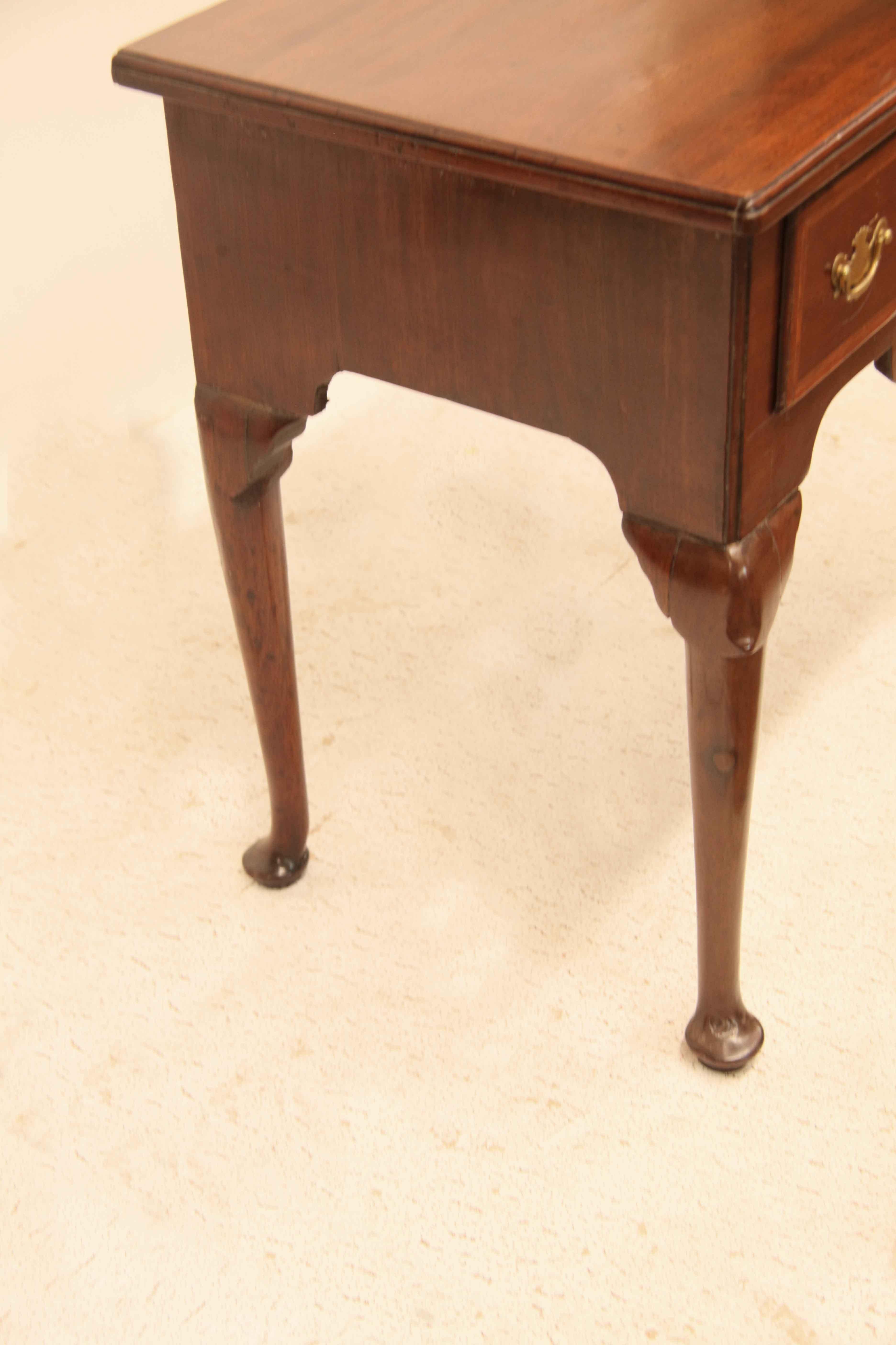 Lowboy Queen Anne del siglo XVIII Inglés