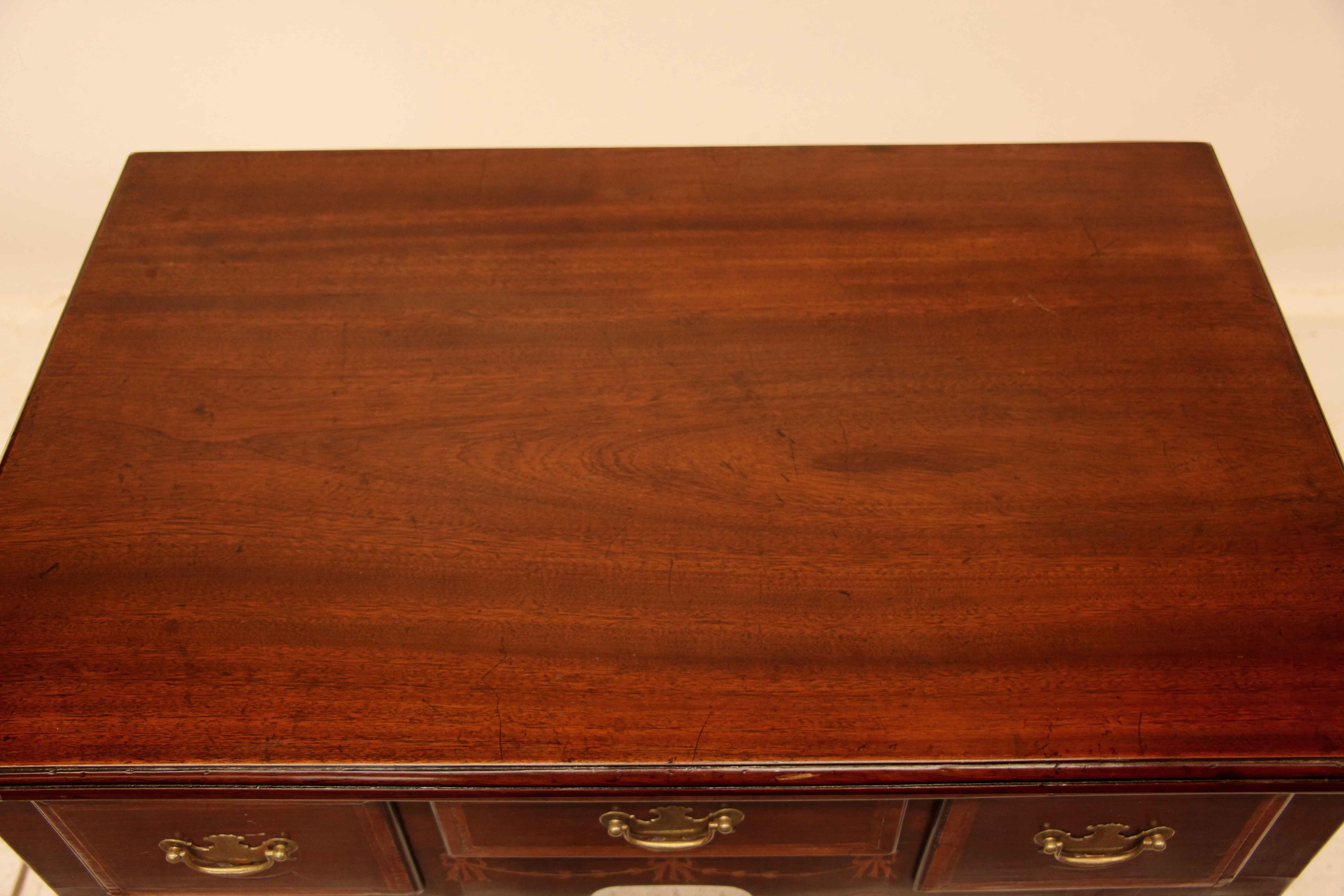 Lowboy Queen Anne del siglo XVIII 1