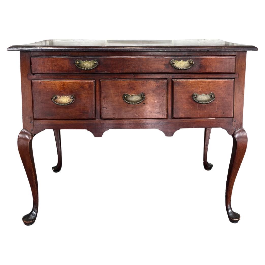 Queen Anne Lowboy aus dem 18.