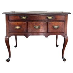 Queen Anne Lowboy aus dem 18.