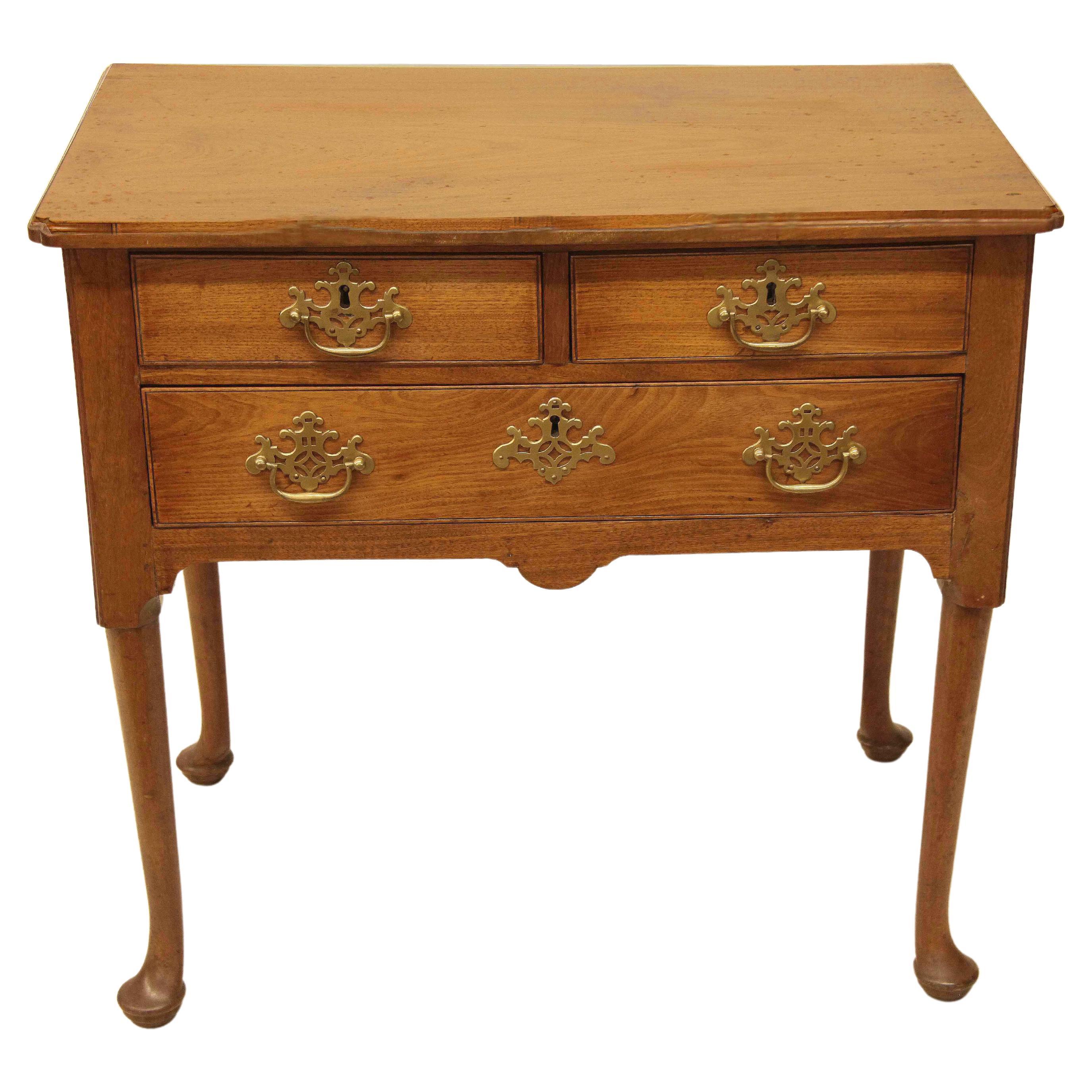 Queen Anne Lowboy aus dem 18.