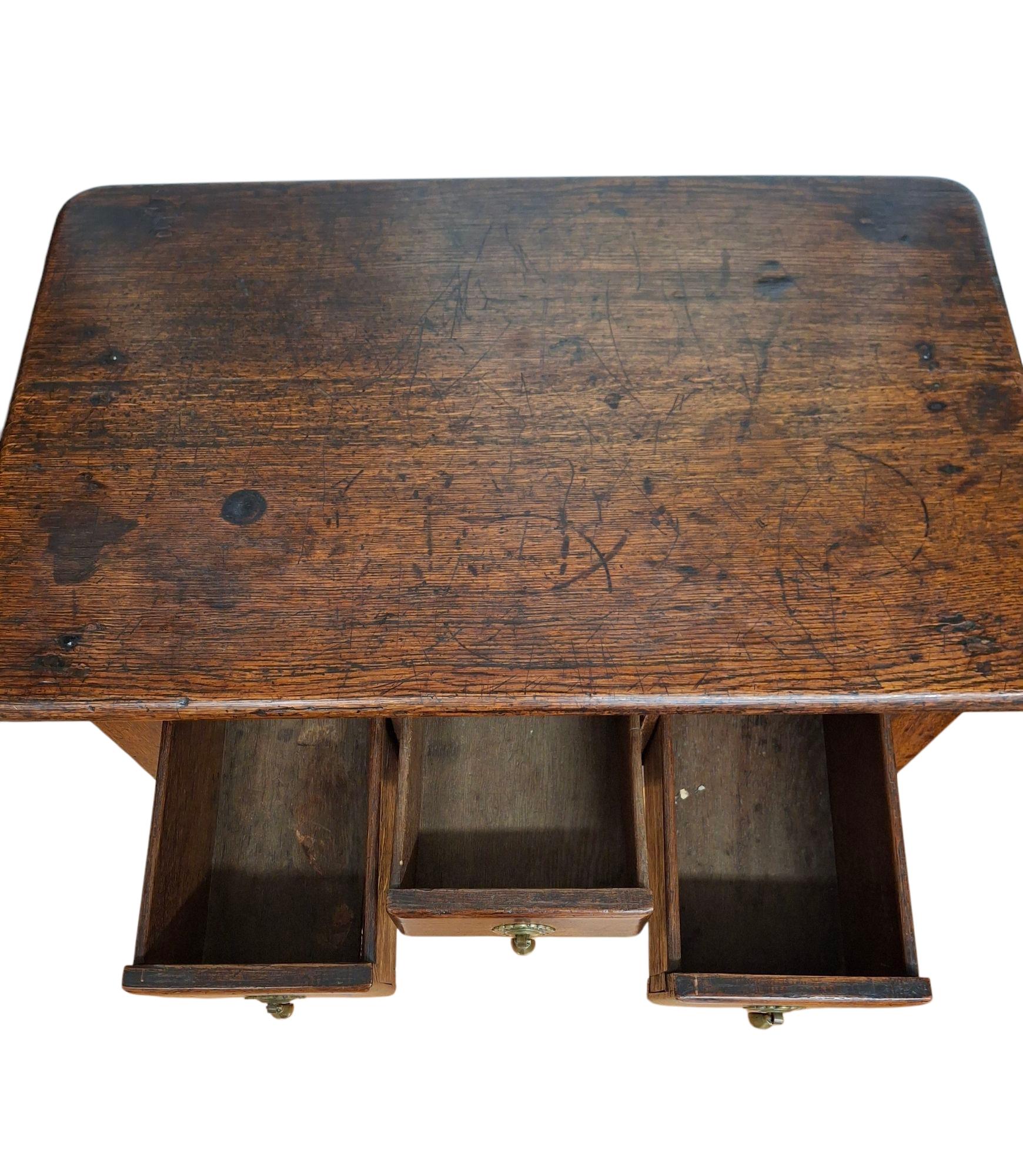 Anglais Lowboy en Oak Queen Anne du 18e siècle en vente
